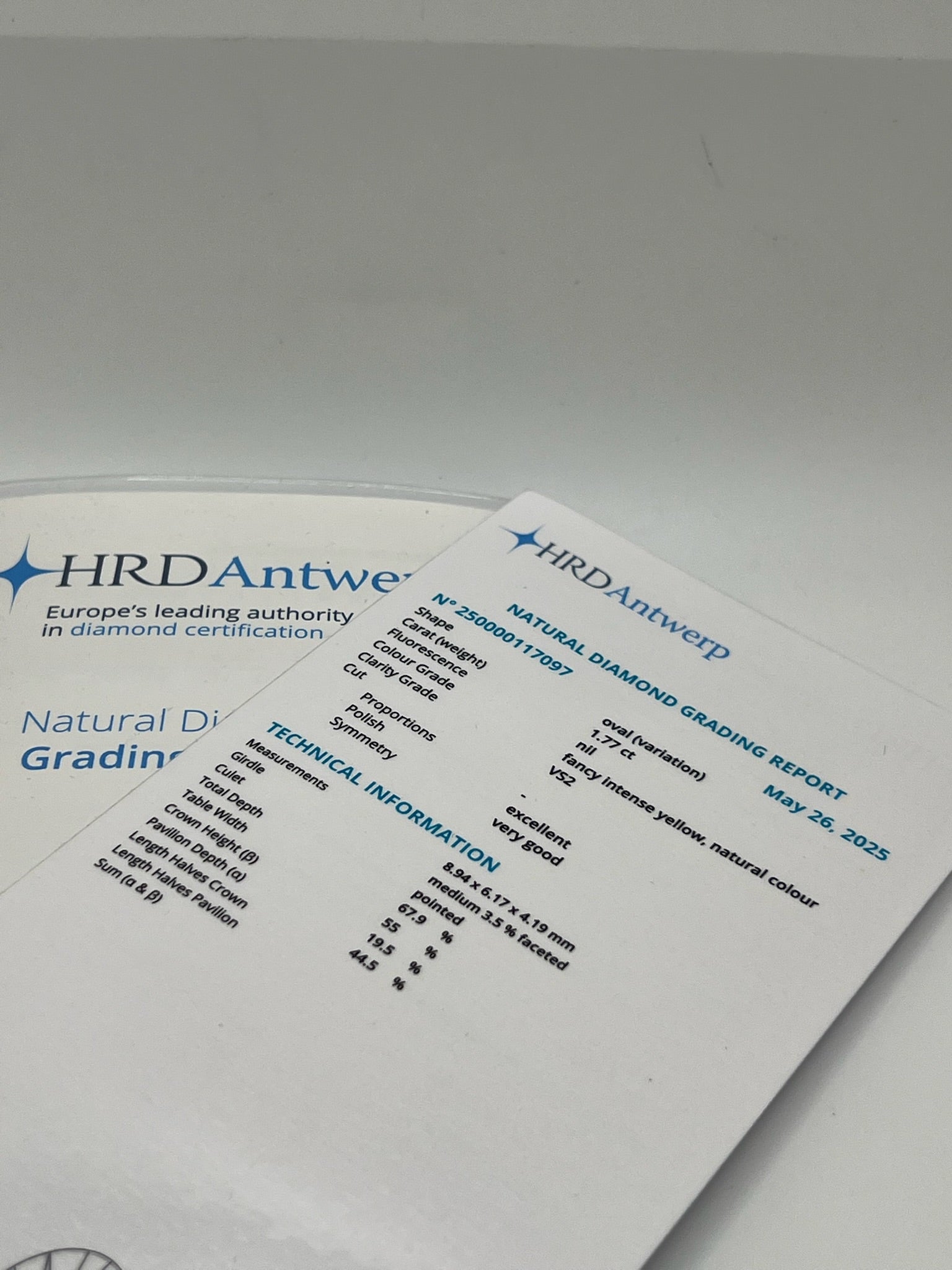 Bague en or jaune 18 carats sertie d’un diamant Fancy Intense Yellow de 1,77 ct, taillé avec précision. Pièce d’exception au design élégant, idéale pour un bijou de fiançailles ou une collection. Le diamant jaune intense offre une couleur rare et vibrante. Monture raffinée mettant en valeur la pierre centrale. Bijou de luxe unique.