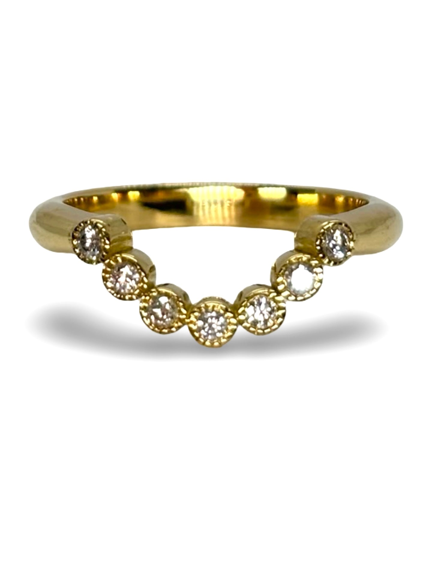 Élégante et intemporelle, cette bague en or jaune sublimée par 0,35 carat de diamants incarne le raffinement absolu. Son éclat naturel et sa finition soignée en font le bijou idéal pour symboliser l’amour ou marquer une occasion spéciale. Un bijou précieux qui allie lumière, élégance et authenticité pour un style chic et intemporel.