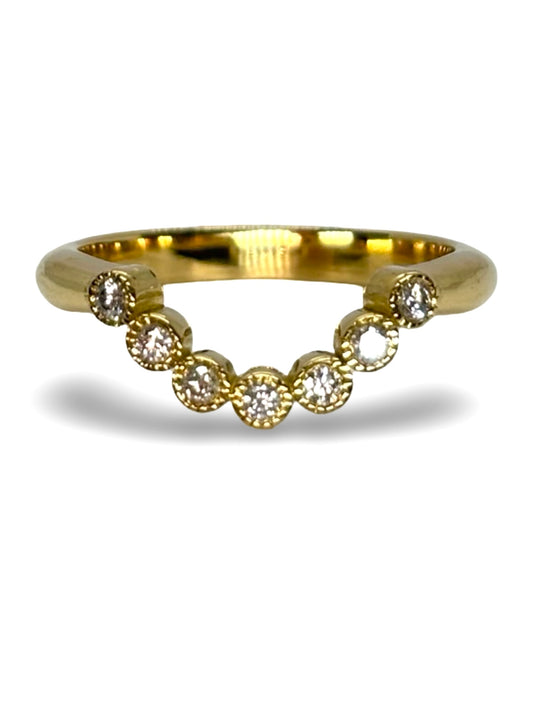 Élégante et intemporelle, cette bague en or jaune sublimée par 0,35 carat de diamants incarne le raffinement absolu. Son éclat naturel et sa finition soignée en font le bijou idéal pour symboliser l’amour ou marquer une occasion spéciale. Un bijou précieux qui allie lumière, élégance et authenticité pour un style chic et intemporel.