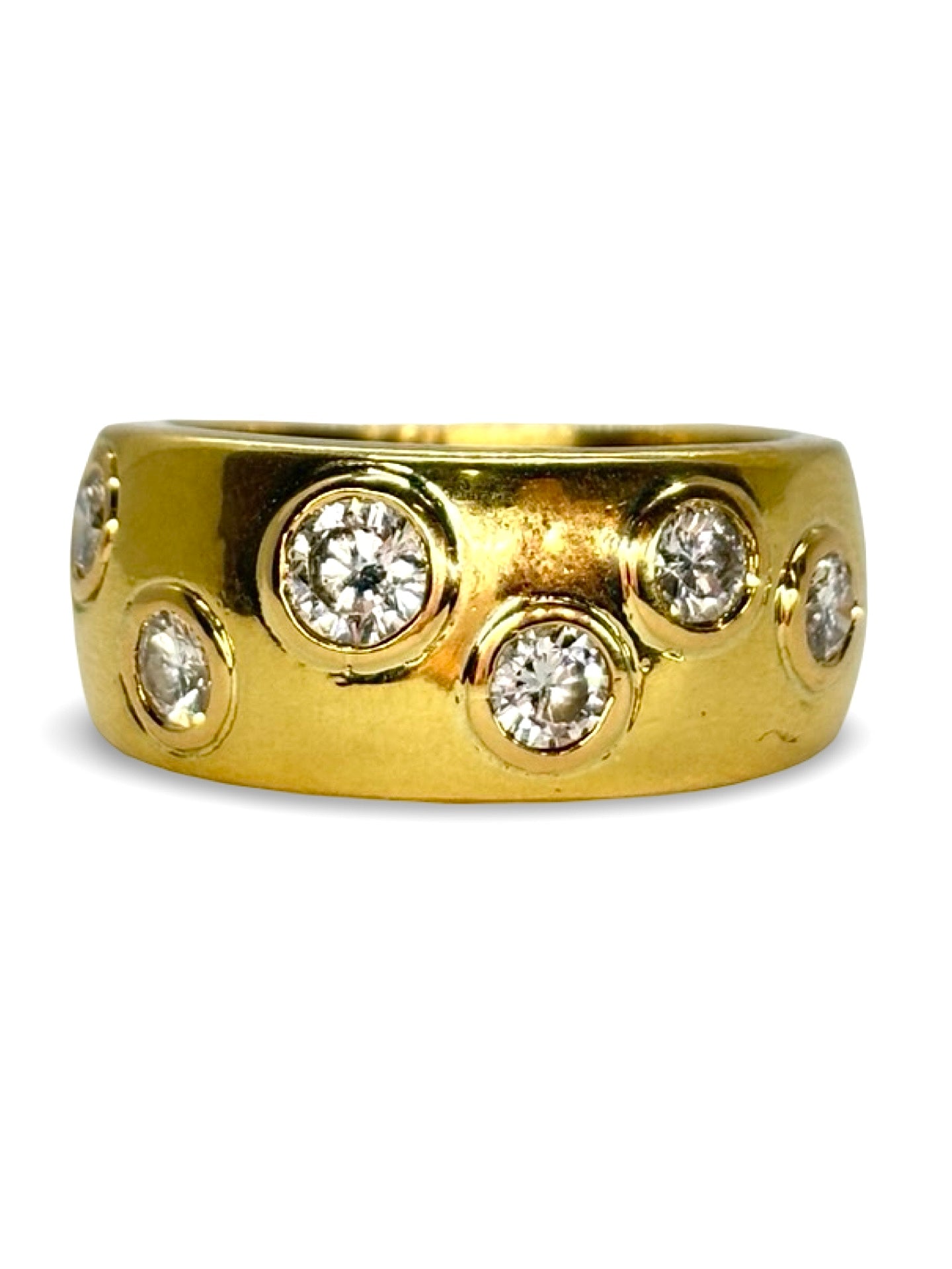 Élégante bague en or jaune sublimée par de magnifiques diamants totalisant 0,75 carat. Ce bijou raffiné associe éclat intemporel et savoir-faire joaillier, parfait pour symboliser un engagement ou sublimer une tenue. L’or jaune met en valeur la brillance des diamants pour un rendu lumineux et sophistiqué.