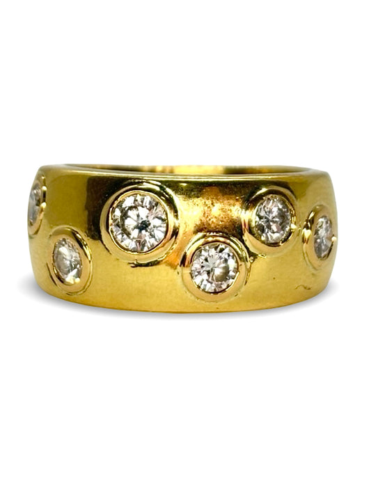 Élégante bague en or jaune sublimée par de magnifiques diamants totalisant 0,75 carat. Ce bijou raffiné associe éclat intemporel et savoir-faire joaillier, parfait pour symboliser un engagement ou sublimer une tenue. L’or jaune met en valeur la brillance des diamants pour un rendu lumineux et sophistiqué.