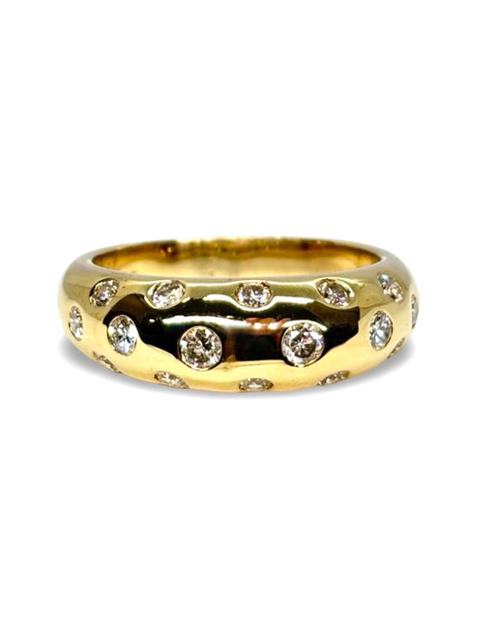 Élégante et intemporelle, cette bague en or jaune sertie de 0,80 ct de diamants incarne le raffinement et la sophistication. Parfaite pour célébrer un moment unique ou sublimer votre style au quotidien, elle associe la chaleur de l’or jaune à l’éclat des diamants pour un bijou prestigieux et éternel.