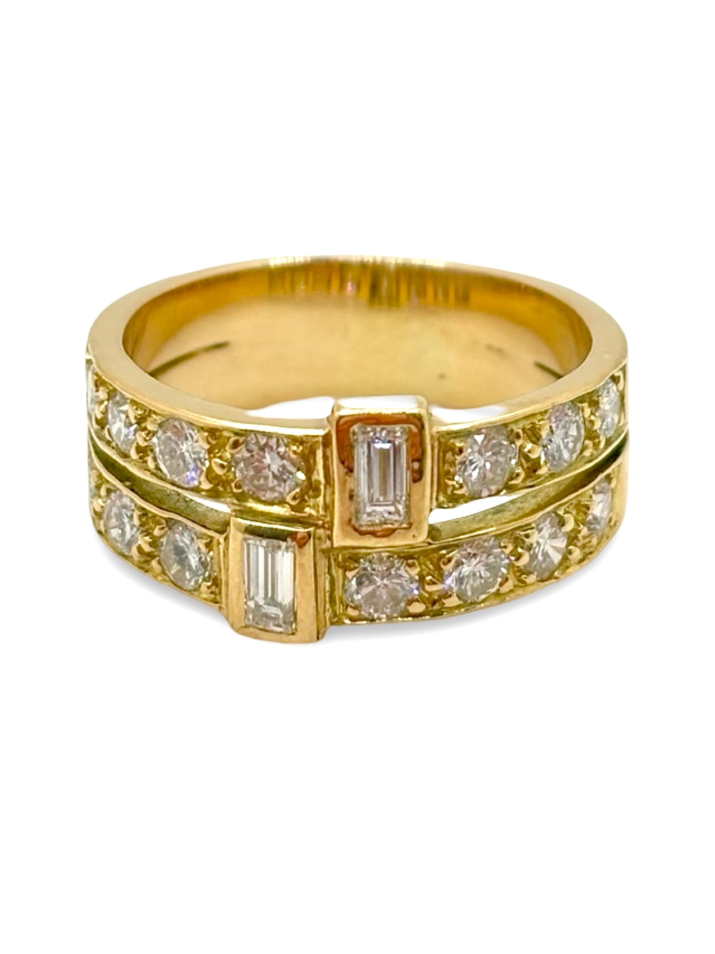 Bague en or jaune sertie de diamants pour un total de 1,3 carat. Ce bijou raffiné met en valeur l’éclat naturel des diamants grâce à un sertissage soigné et une finition élégante. Idéale pour une occasion spéciale, une bague de fiançailles ou un cadeau précieux, cette création en or jaune allie brillance, sophistication et intemporalité.