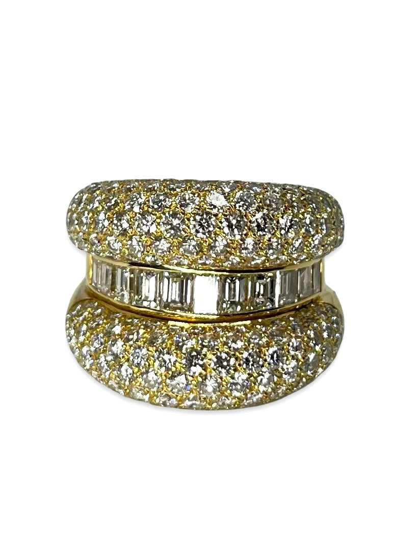 Somptueuse bague en or jaune sertie de diamants totalisant 5 carats, alliant éclat intense et raffinement absolu. Ce bijou d’exception séduit par sa brillance et son élégance, idéal pour les grandes occasions ou sublimer une tenue de soirée. Une pièce luxueuse au style intemporel, symbole de prestige et de beauté.