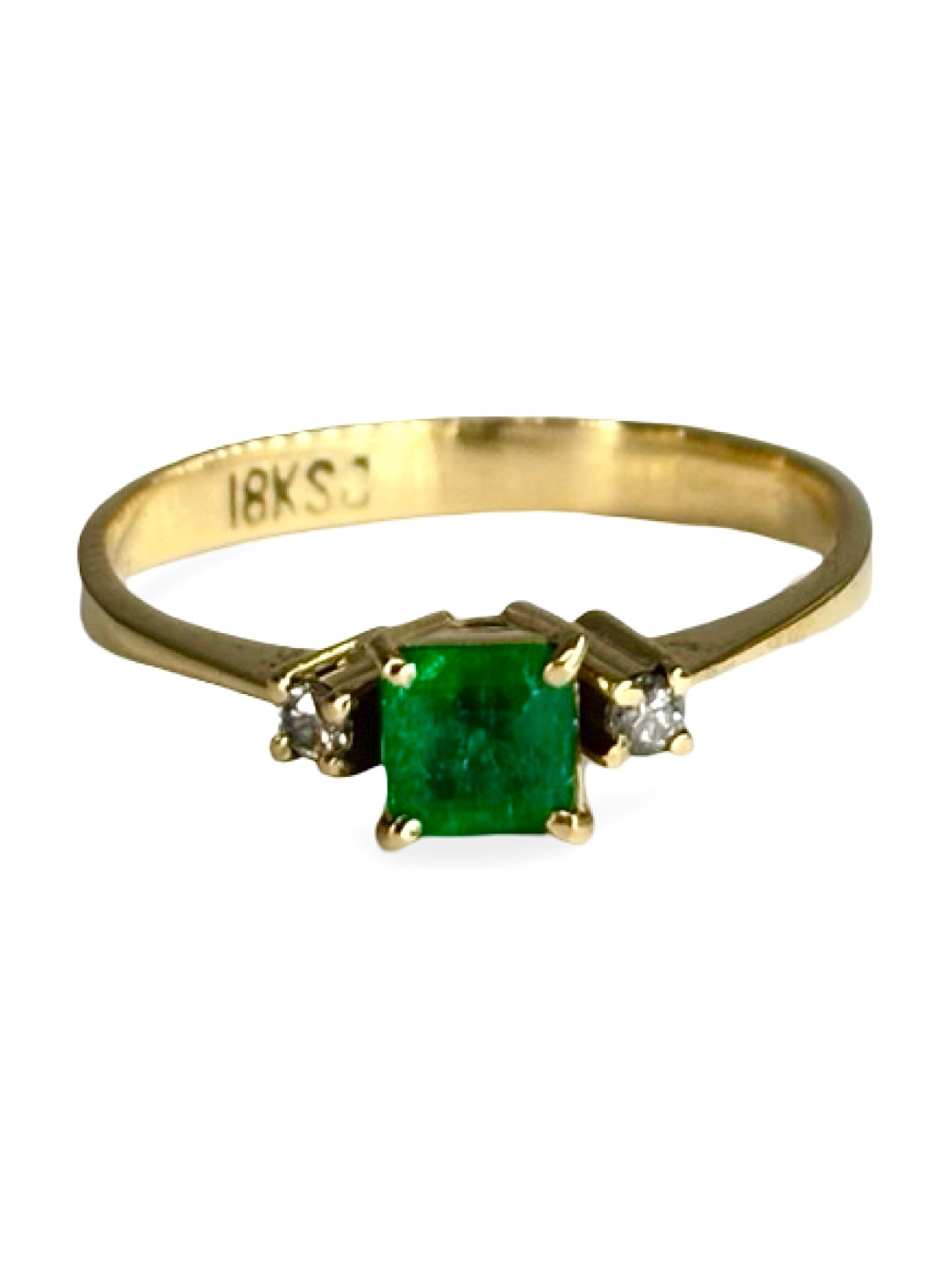 Bague en or jaune 18 carats sertie d’une émeraude taille ovale de 0,40 carat, sublimée par un délicat entourage de diamants totalisant 0,04 carat. Élégante et lumineuse, cette bague met en valeur l’intensité du vert profond de l’émeraude et l’éclat raffiné des diamants. Idéale pour un cadeau précieux ou pour célébrer un moment unique avec une touche de sophistication intemporelle.