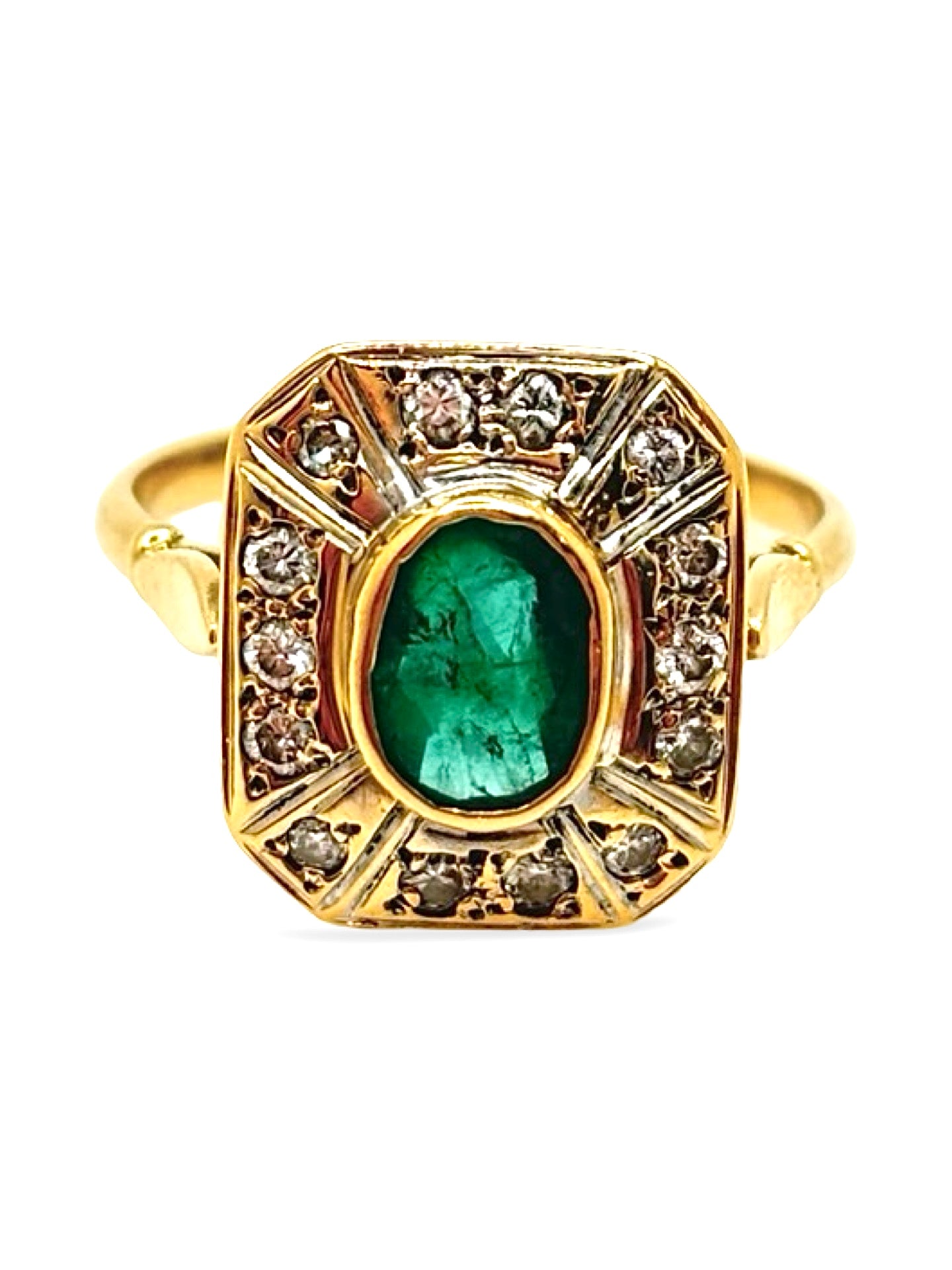Bague en or jaune sertie d’une émeraude de 1 carat et de diamants totalisant 0,15 carat. Ce bijou élégant met en valeur la couleur intense de l’émeraude, sublimée par l’éclat des diamants. Une bague raffinée et intemporelle, idéale pour les amateurs de joaillerie fine, de pierres précieuses et de bijoux précieux au design classique.