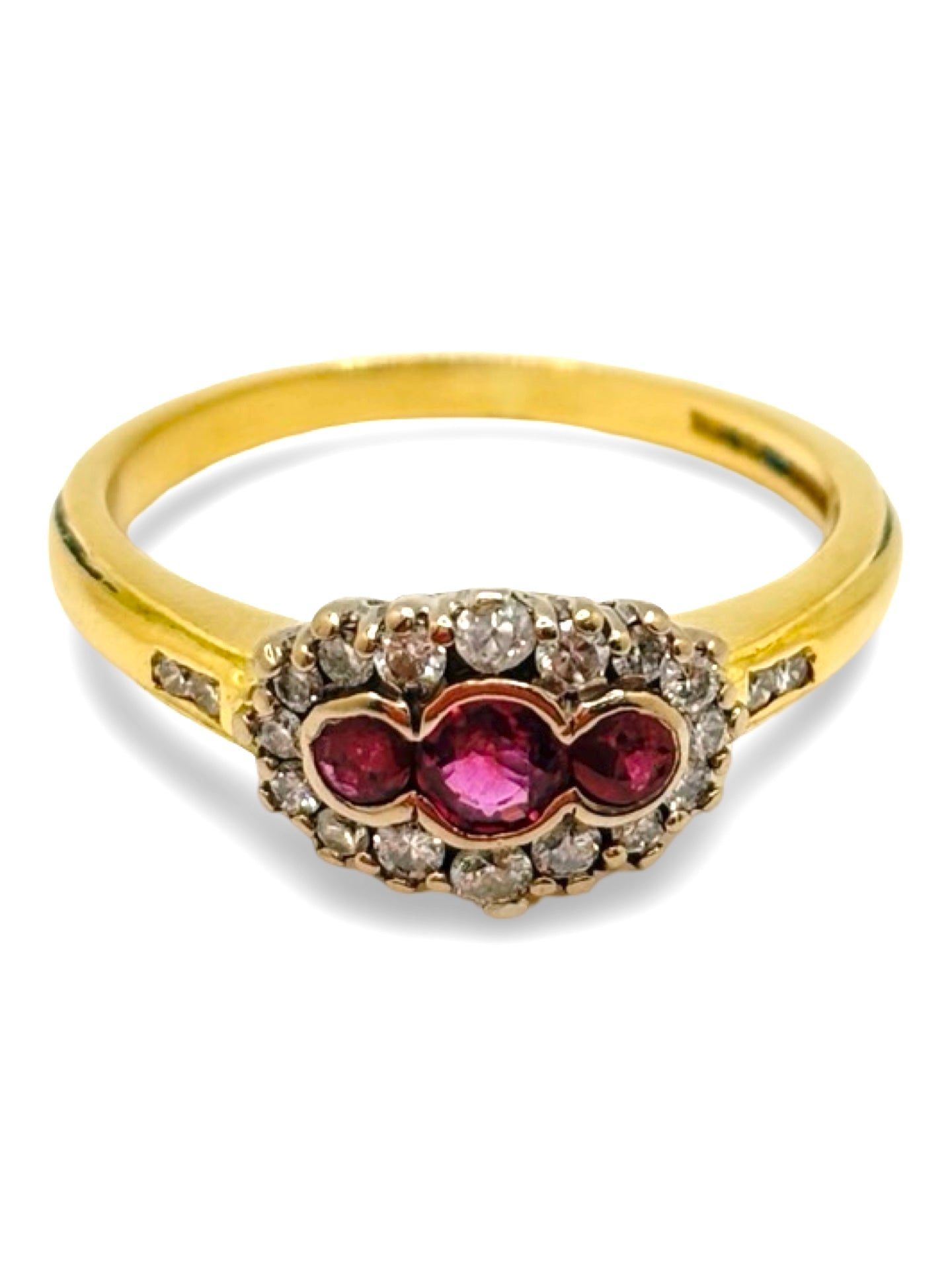 Bague en or jaune sertie d’un rubis de 0,25 carat et de diamants totalisant 0,25 carat. Ce bijou élégant met en valeur l’intensité du rubis, sublimée par l’éclat des diamants. Une bague raffinée et lumineuse, idéale pour les amateurs de joaillerie fine, de pierres précieuses et de pièces uniques au design classique et sophistiqué.