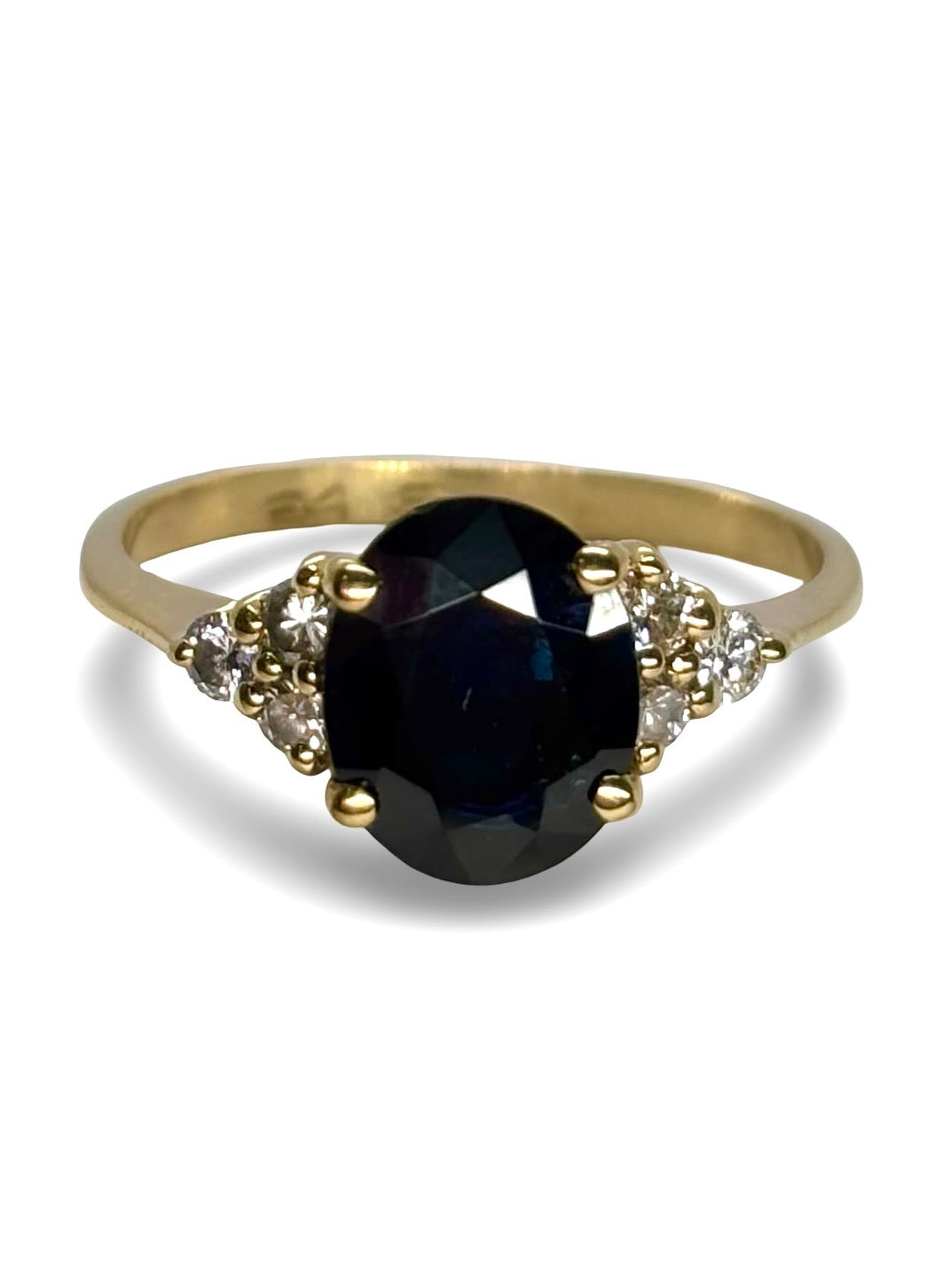 Sublime bague en or jaune 18 carats, mettant en valeur un somptueux saphir bleu de 1,5 carat, rehaussé par 0,18 carat de diamants éclatants. Ce bijou allie la chaleur de l’or jaune à la profondeur du saphir, pour un rendu à la fois classique et raffiné. Une pièce d’exception qui séduit par son élégance intemporelle, idéale pour célébrer un moment précieux ou affirmer un style élégant au quotidien.