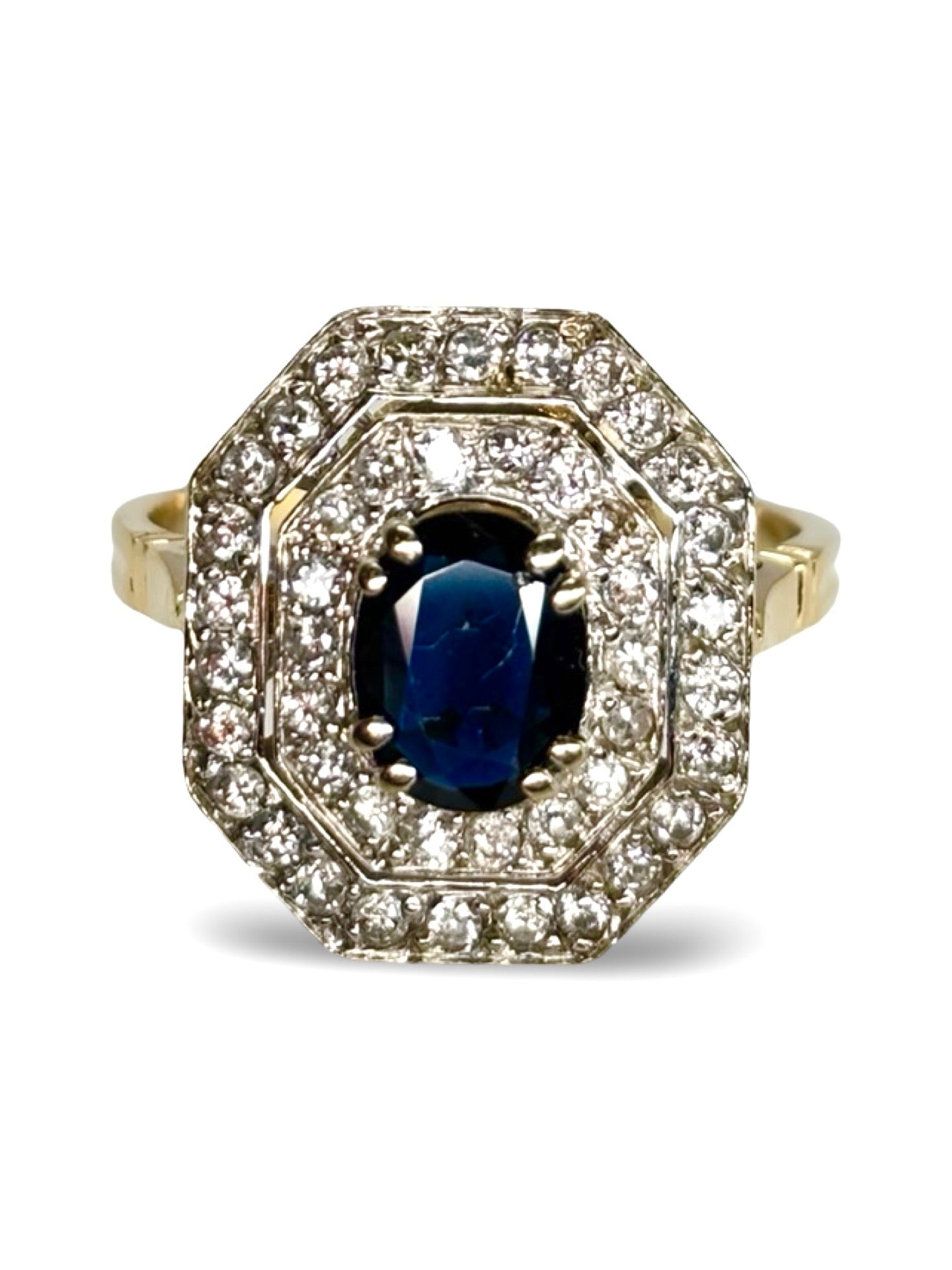 Bague en or jaune 18 carats sertie d’un saphir bleu naturel de 1 carat, entouré de diamants pour un total de 0,42 carat. Bijou de joaillerie élégant et intemporel, idéal pour fiançailles, anniversaire ou cadeau précieux. Le contraste entre l’or jaune lumineux, le bleu profond du saphir et l’éclat des diamants souligne un style raffiné et précieux.