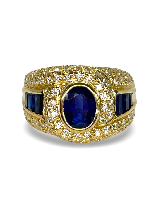 Bague en or jaune ornée d’un saphir bleu de 2,5 carats et de diamants totalisant 1 carat. Ce bijou allie éclat et sophistication, mettant en valeur la profondeur du saphir et la brillance des diamants. Idéal pour sublimer la main avec élégance et apporter une touche de luxe intemporel à toutes les occasions.