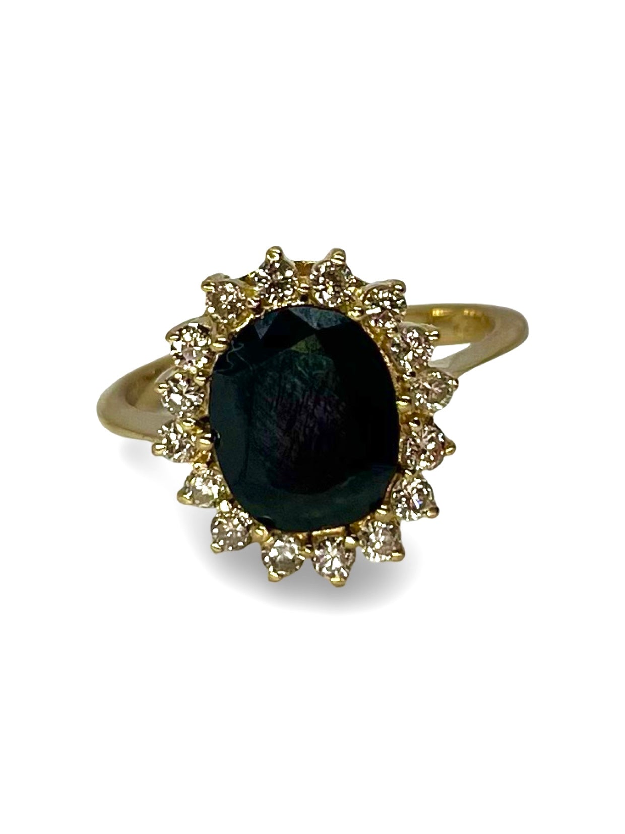 Bague en or jaune sublimée par un somptueux saphir de 3 carats, accompagné de diamants étincelants totalisant 0,40 ct. Une création raffinée alliant éclat et élégance, idéale pour une demande en mariage ou un cadeau d’exception. Pièce unique mettant en valeur le charme intemporel des pierres précieuses.