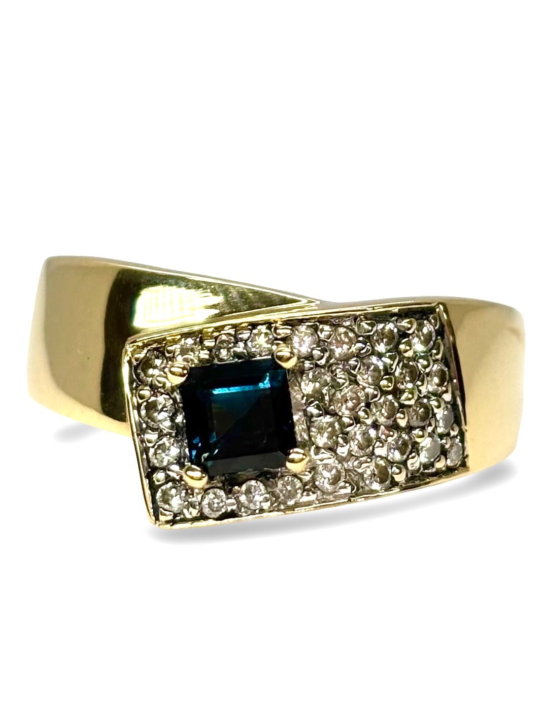 Élégante bague en or jaune 18 carats ornée d’un saphir taille princesse de 0,40 ct, sublimé par 0,30 ct de diamants éclatants. Ce bijou raffiné séduit par le contraste entre la profondeur du saphir bleu et la brillance des diamants. Idéal pour une occasion précieuse ou un cadeau unique. 