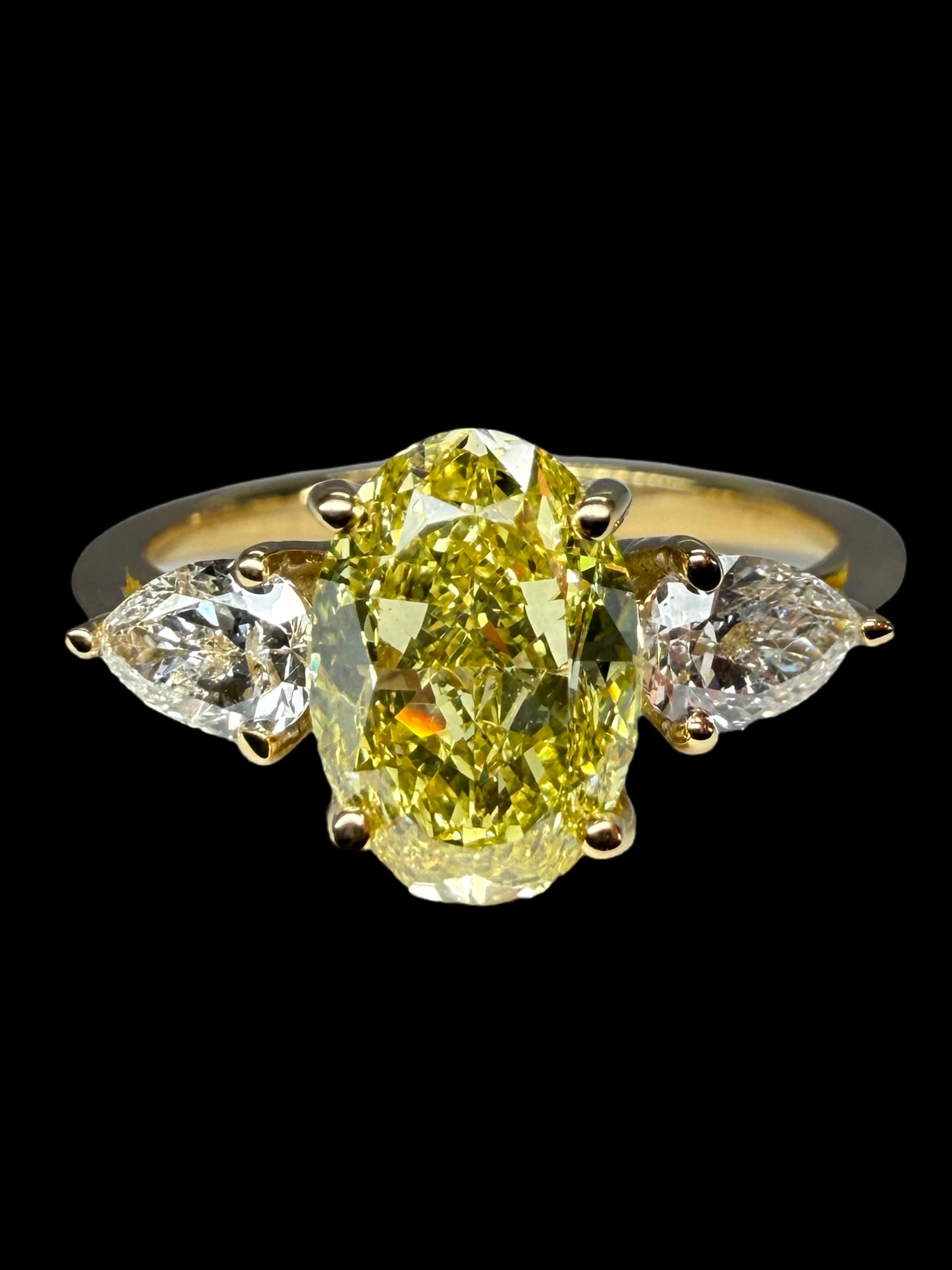 Bague en or jaune 18 carats sertie d’un diamant Fancy Intense Yellow de 1,77 ct, taillé avec précision. Pièce d’exception au design élégant, idéale pour un bijou de fiançailles ou une collection. Le diamant jaune intense offre une couleur rare et vibrante. Monture raffinée mettant en valeur la pierre centrale. Bijou de luxe unique.
