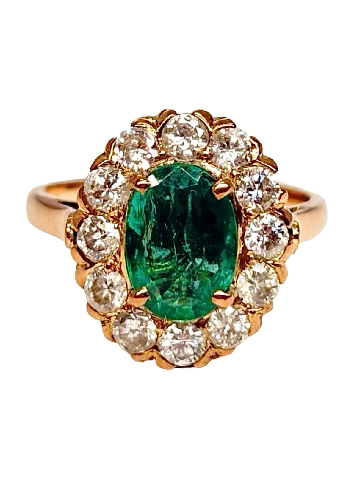 Bague en or rose 14K sertie d’une émeraude de 1,50 ct et de diamants naturels totalisant environ 0,50 ct. Cette bague de joaillerie associe la chaleur de l’or rose 14 carats à l’éclat intense de l’émeraude et à la brillance des diamants. Son design raffiné et élégant met en valeur les pierres précieuses et apporte une touche sophistiquée. Une bague émeraude et diamant intemporelle, idéale pour une occasion spéciale ou au quotidien.