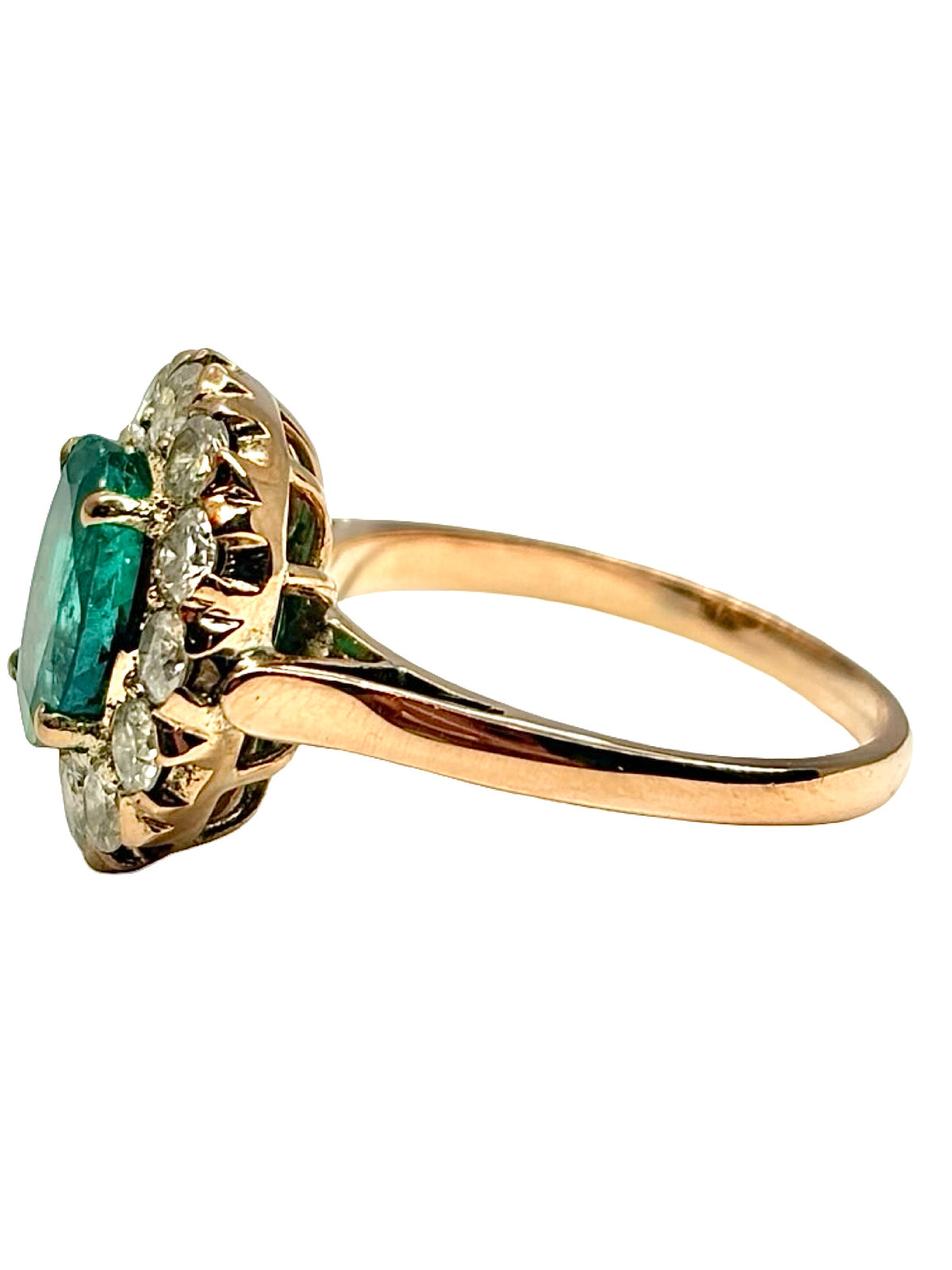 Bague en or rose 14K sertie d’une émeraude de 1,50 ct et de diamants naturels totalisant environ 0,50 ct. Cette bague de joaillerie associe la chaleur de l’or rose 14 carats à l’éclat intense de l’émeraude et à la brillance des diamants. Son design raffiné et élégant met en valeur les pierres précieuses et apporte une touche sophistiquée. Une bague émeraude et diamant intemporelle, idéale pour une occasion spéciale ou au quotidien.