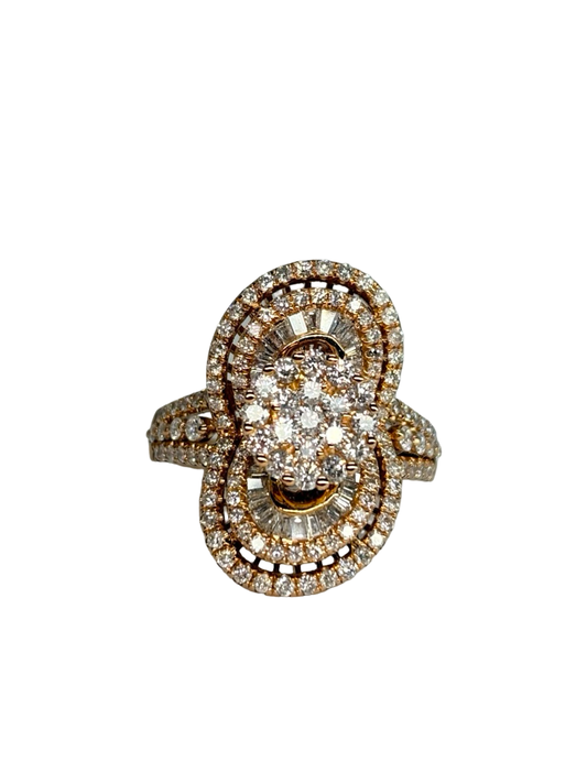 Bague en or rose 18K (750/1000) sertie de diamants naturels totalisant 1,45 ct. Son design élégant met en valeur l'éclat des pierres et la chaleur de l'or rose, offrant un bijou raffiné à porter au quotidien comme lors des grandes occasions. Cette bague en diamants allie finesse, brillance et savoir-faire joaillier. Un modèle intemporel idéal pour un cadeau, des fiançailles ou pour enrichir une collection de bijoux précieux.