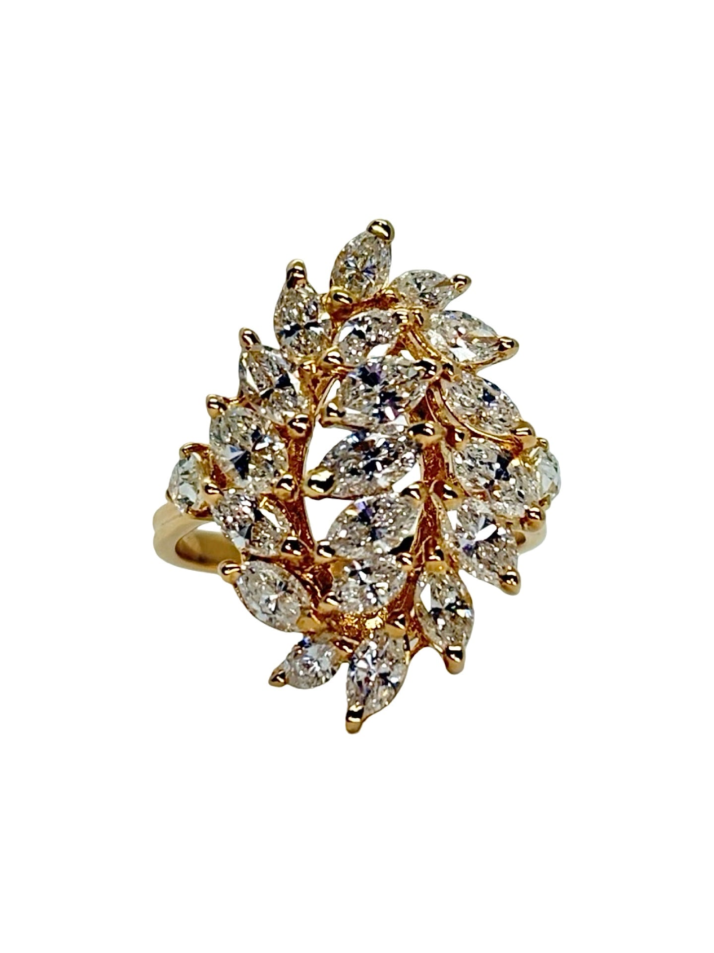 Bague en or rose 18K sertie de diamants pour un total de 3,50 carats. Cette création de joaillerie associe l’élégance chaleureuse de l’or rose 18 carats à l’éclat précieux des diamants. Une bague raffinée et lumineuse, idéale pour sublimer la main avec une pièce de joaillerie intemporelle. Le contraste entre la teinte rosée de l’or et la brillance des diamants apporte sophistication et caractère à ce bijou d’exception.