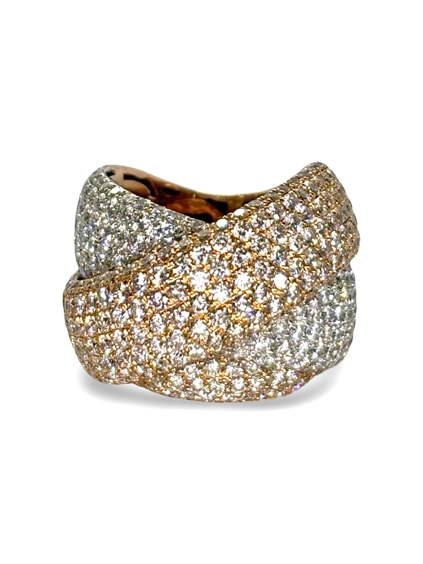 Bague en or rose 18 carats sertie de diamants pour un total de 6 carats. Élégante et raffinée, cette bague joaillière séduit par l’éclat de ses pierres précieuses et la douceur de l’or rose. Un bijou de luxe idéal pour une occasion spéciale, un cadeau précieux ou une collection de haute joaillerie.