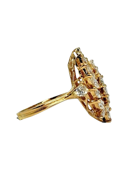 Bague en or rose 18K sertie de diamants pour un total de 3,50 carats. Cette création de joaillerie associe l’élégance chaleureuse de l’or rose 18 carats à l’éclat précieux des diamants. Une bague raffinée et lumineuse, idéale pour sublimer la main avec une pièce de joaillerie intemporelle. Le contraste entre la teinte rosée de l’or et la brillance des diamants apporte sophistication et caractère à ce bijou d’exception.