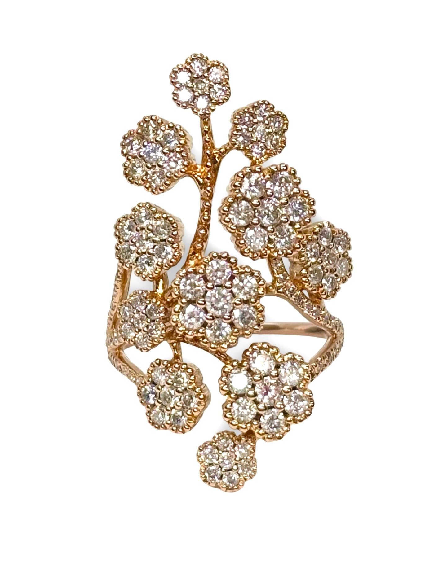 Superbe bague en or rose 18 carats sublimée par des diamants éclatants totalisant 1 carat. Alliance parfaite de douceur et de brillance, ce bijou raffiné séduit par son élégance romantique. Idéale pour une déclaration d’amour, un anniversaire ou une occasion précieuse. L’or rose réchauffe l’éclat du diamant pour un rendu lumineux et féminin.