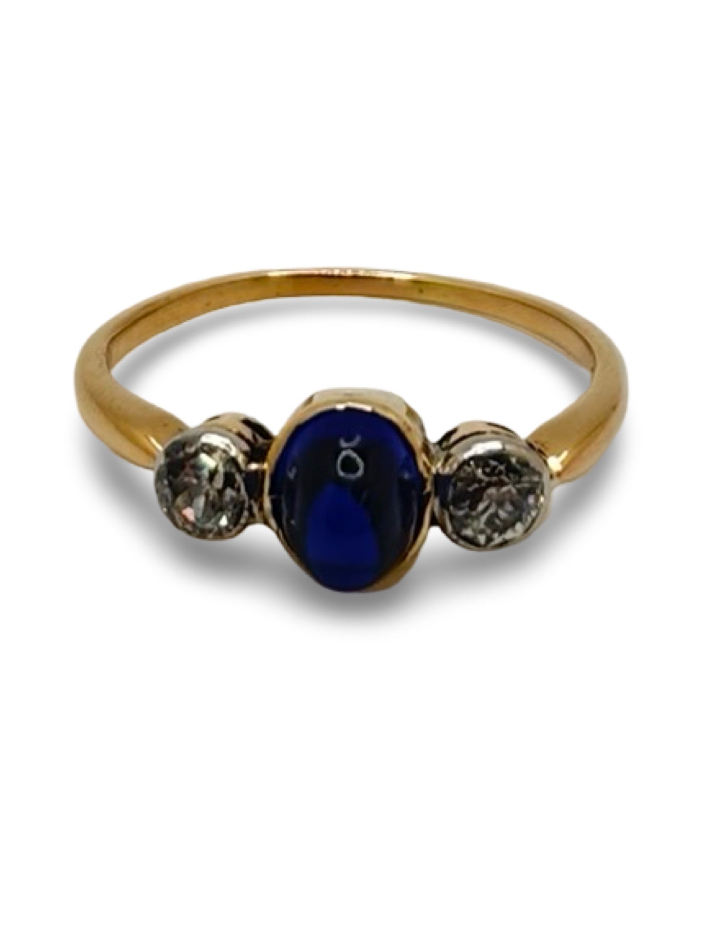 Bague en or rose sertie d’un saphir cabochon de 0,80 carat et de diamants totalisant 0,30 carat. Ce bijou élégant met en valeur la profondeur du saphir, sublimée par l’éclat raffiné des diamants. Une bague raffinée et lumineuse, idéale pour les amateurs de joaillerie fine, de pierres précieuses et de pièces uniques au design sophistiqué.