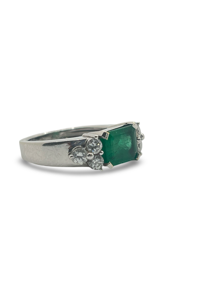 Sublimez votre style avec cette magnifique bague sertie d'une émeraude de 2,40 carats, sublimée par 0,60 carat de diamants étincelants. Un bijou d’exception, livré dans un écrin raffiné, idéal pour une occasion spéciale ou pour offrir un cadeau inoubliable.