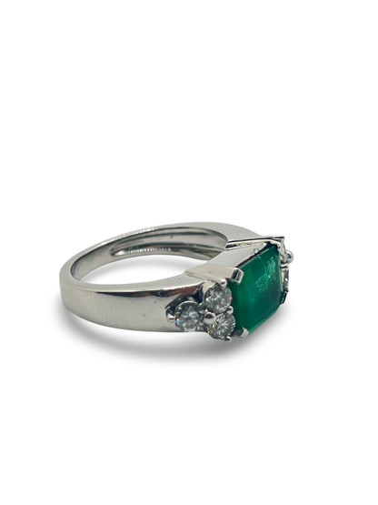 Sublimez votre style avec cette magnifique bague sertie d'une émeraude de 2,40 carats, sublimée par 0,60 carat de diamants étincelants. Un bijou d’exception, livré dans un écrin raffiné, idéal pour une occasion spéciale ou pour offrir un cadeau inoubliable.