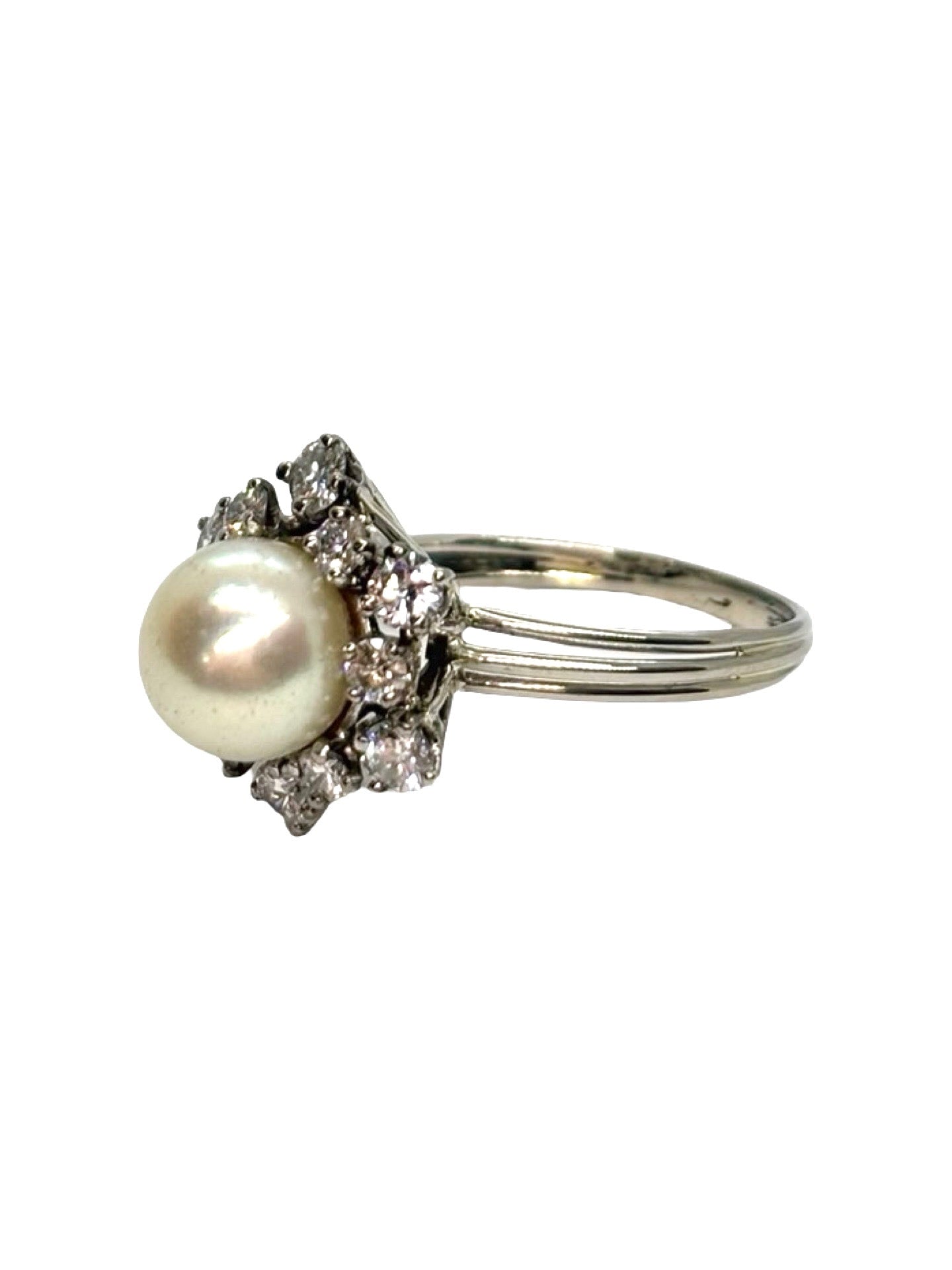 Bague en or blanc 18K sertie d’une perle naturelle élégante et de diamants totalisant 0,90 carat. Un bijou raffiné au design intemporel, alliant l’éclat des diamants à la douceur nacrée de la perle. Monture délicate en or blanc poli, idéale pour sublimer la main avec élégance et sophistication. Pièce de joaillerie précieuse, parfaite pour une occasion spéciale ou une collection haut de gamme.
