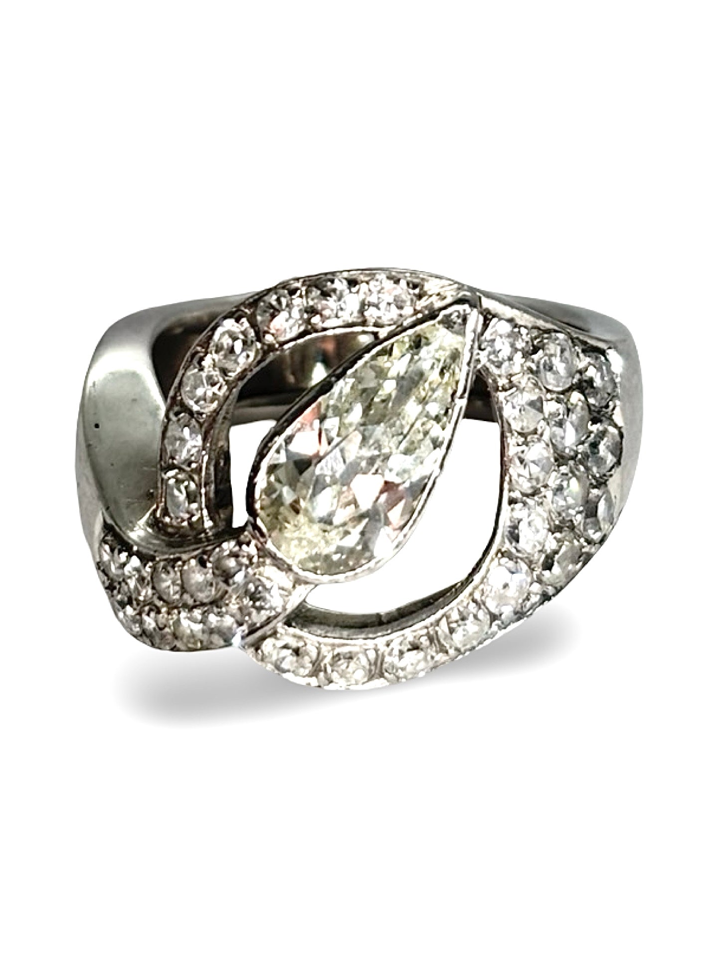 Bague en platine 950 élégante et raffinée, sertie de diamants d’un poids total de 2,50 carats. Ce bijou précieux allie éclat et durabilité grâce au platine, sublimant les diamants brillants pour un effet lumineux exceptionnel. Parfaite pour une occasion spéciale ou comme engagement, cette bague de haute joaillerie offre un design intemporel et sophistiqué qui met en valeur la beauté des pierres et la finesse du métal noble.