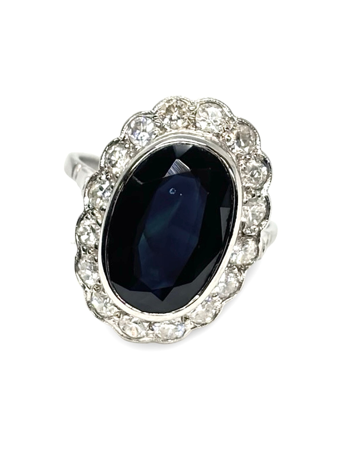 Bague en platine raffinée, sertie d’un saphir de 4 carats et de diamants totalisant 0,50 ct. Ce bijou allie l’éclat profond du saphir à la brillance subtile des diamants, offrant une pièce élégante et précieuse. Anneau en platine idéal pour les occasions spéciales et les amateurs de joaillerie fine et de luxe.