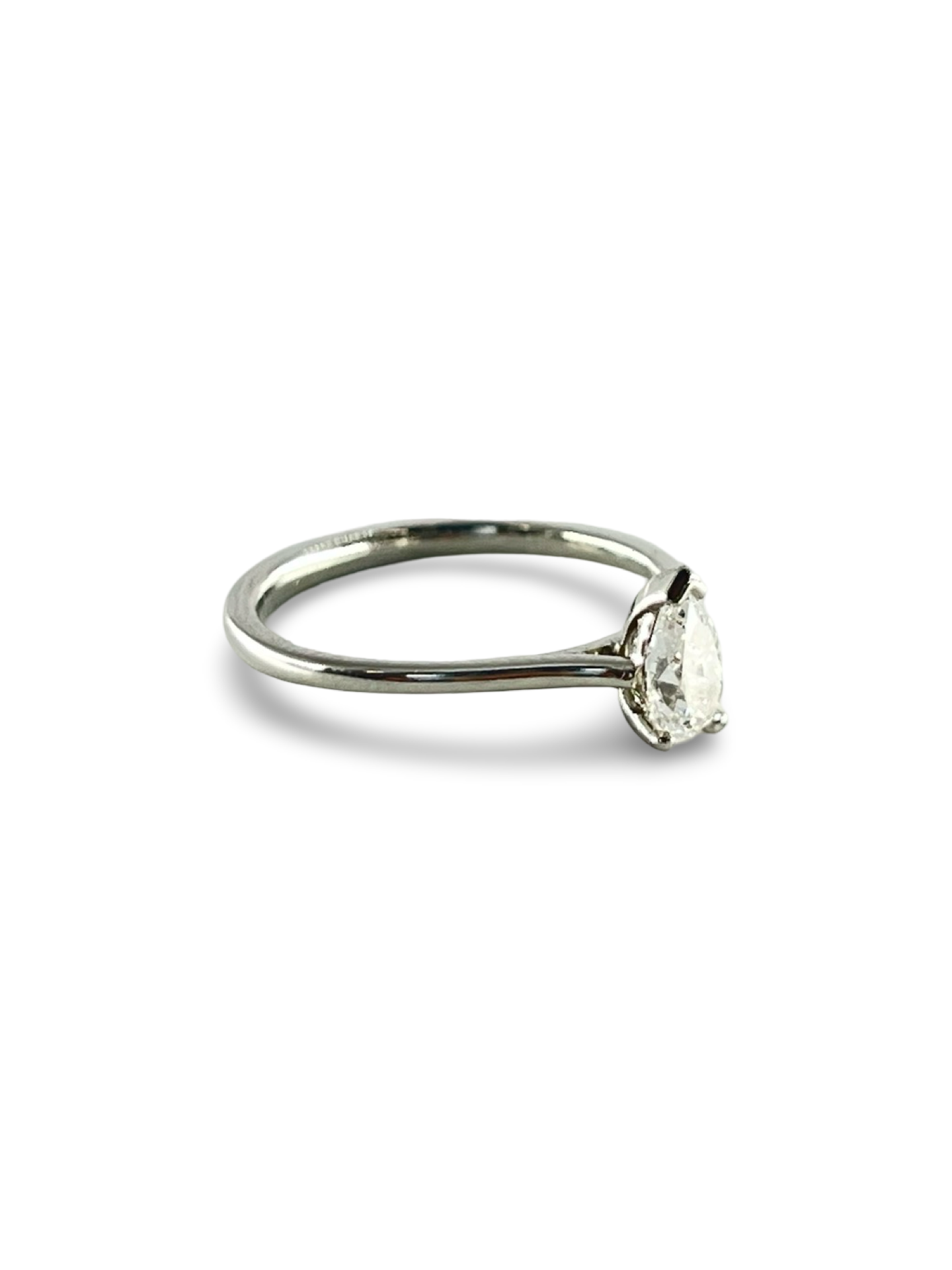 Découvrez cette élégante bague platine sertie d'un somptueux diamant naturel taillé en poire de 0,45 ct, offrant une qualité exceptionnelle E-VVS1. Un bijou raffiné qui allie éclat et pureté, parfait pour une demande en mariage ou une occasion spéciale. Offrez-vous l’élégance intemporelle d’une bague platine au design raffiné, mettant en valeur la beauté d’un diamant d’exception.