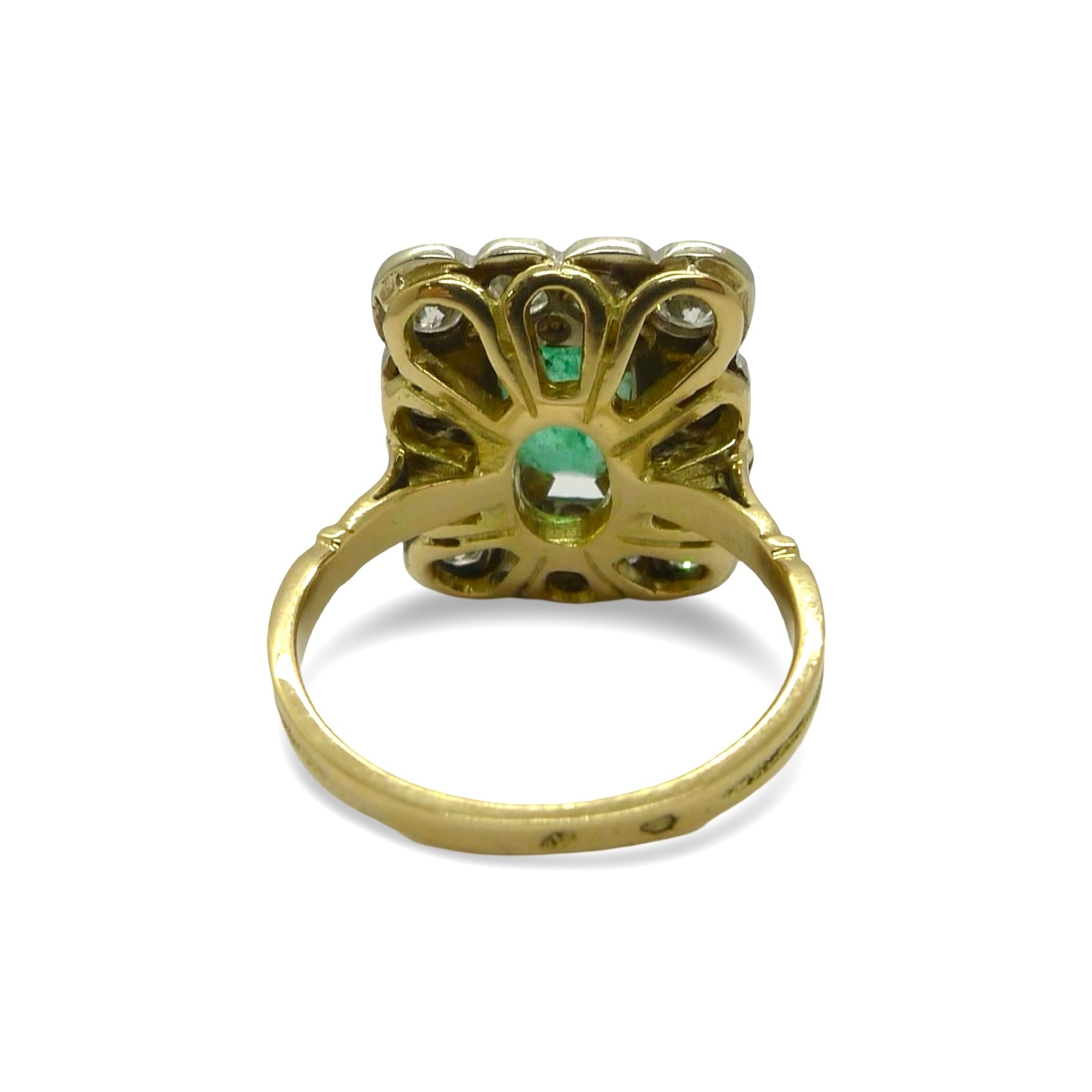 Succombez au charme de cette bague en or jaune et or blanc, sublimée par une somptueuse émeraude et des diamants scintillants, pour un total de 1,2 ct. Un bijou raffiné qui joue sur les contrastes des métaux précieux pour mettre en valeur l’éclat naturel des pierres. Idéale pour une occasion spéciale ou pour apporter une touche d’élégance unique à votre collection.