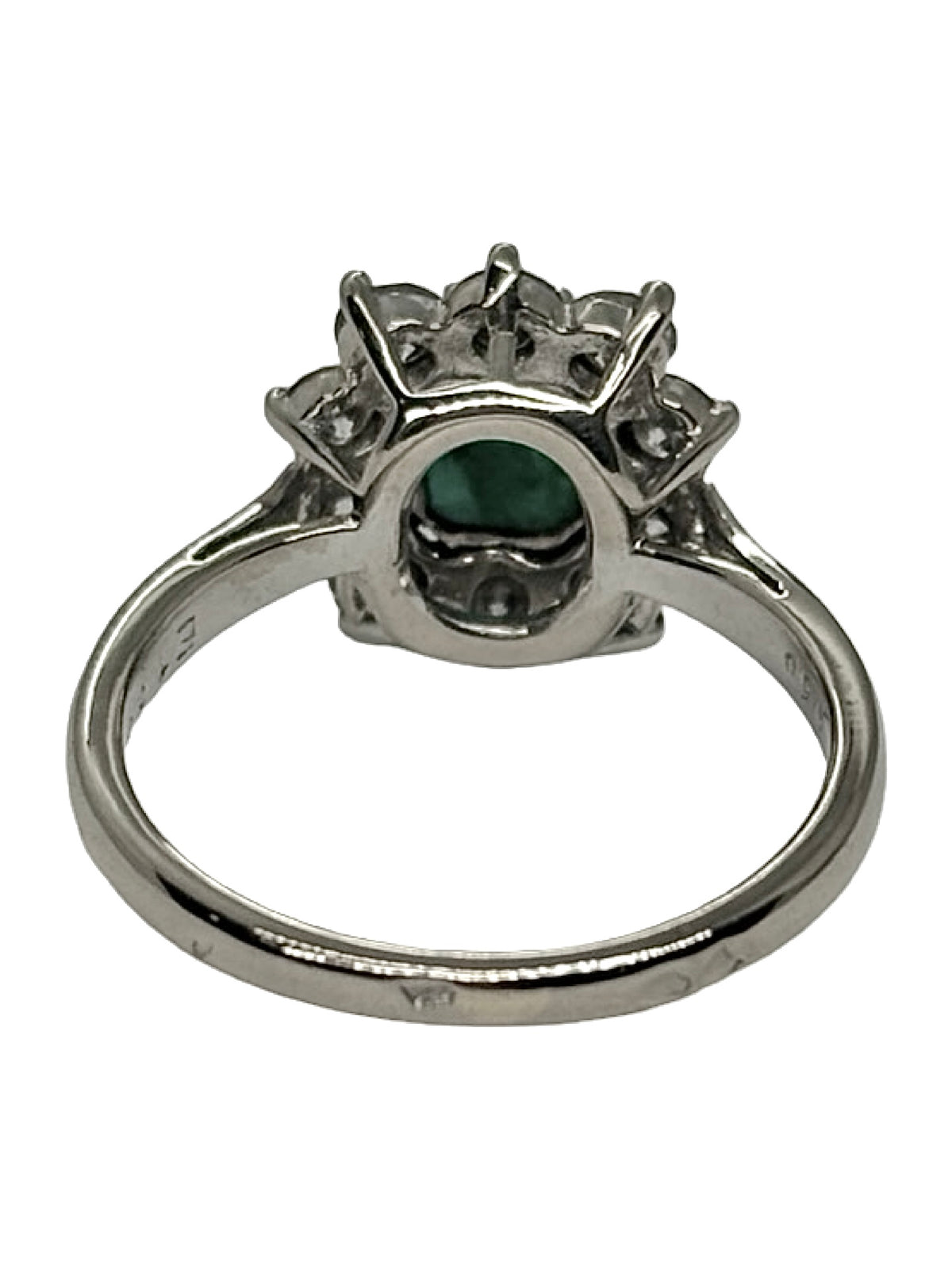 Bague en or blanc 18K (750 millièmes) sertie d’une émeraude de 1,10 carat et de diamants naturels pour un poids total de 0,80 carat. Cette bague de joaillerie associe l’intensité du vert de l’émeraude à l’éclat lumineux des diamants, créant un contraste élégant et raffiné. Ce bijou précieux en or blanc et pierres naturelles séduit par son charme intemporel. Idéale pour sublimer une tenue ou offrir un cadeau d’exception, cette bague émeraude et diamants apporte une touche de sophistication à chaque main.