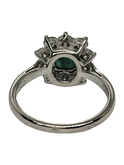 Bague en or blanc 18K (750 millièmes) sertie d’une émeraude de 1,10 carat et de diamants naturels pour un poids total de 0,80 carat. Cette bague de joaillerie associe l’intensité du vert de l’émeraude à l’éclat lumineux des diamants, créant un contraste élégant et raffiné. Ce bijou précieux en or blanc et pierres naturelles séduit par son charme intemporel. Idéale pour sublimer une tenue ou offrir un cadeau d’exception, cette bague émeraude et diamants apporte une touche de sophistication à chaque main.