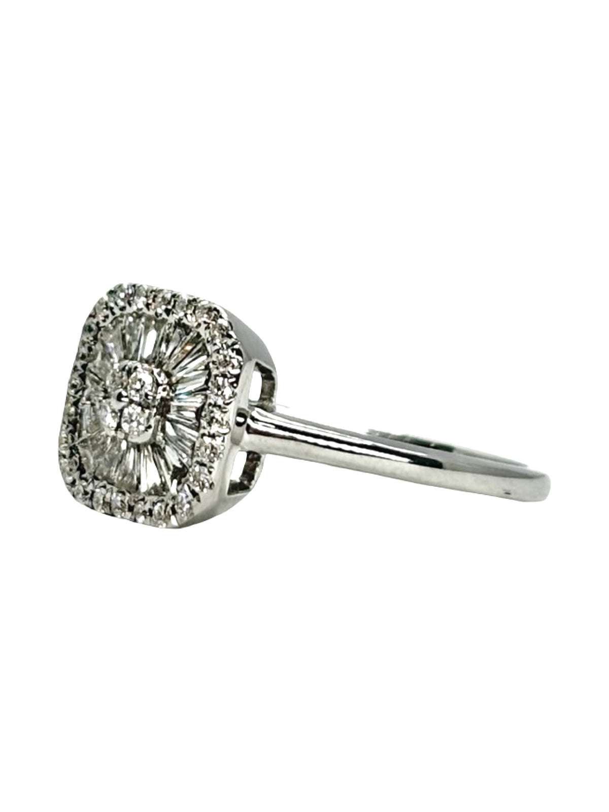 Bague en or blanc 18K sertie de diamants pour une élégance intemporelle. Cette bague joaillerie en or blanc 18 carats et diamants 0,50 ct se distingue par son design raffiné et son éclat lumineux. La bague précieuse met en valeur la brillance des diamants délicatement sertis sur l’or blanc. Une création élégante et sophistiquée, idéale pour sublimer une tenue ou offrir un bijou précieux. Bague diamant en or blanc 18K, parfaite pour les amateurs de joaillerie raffinée.