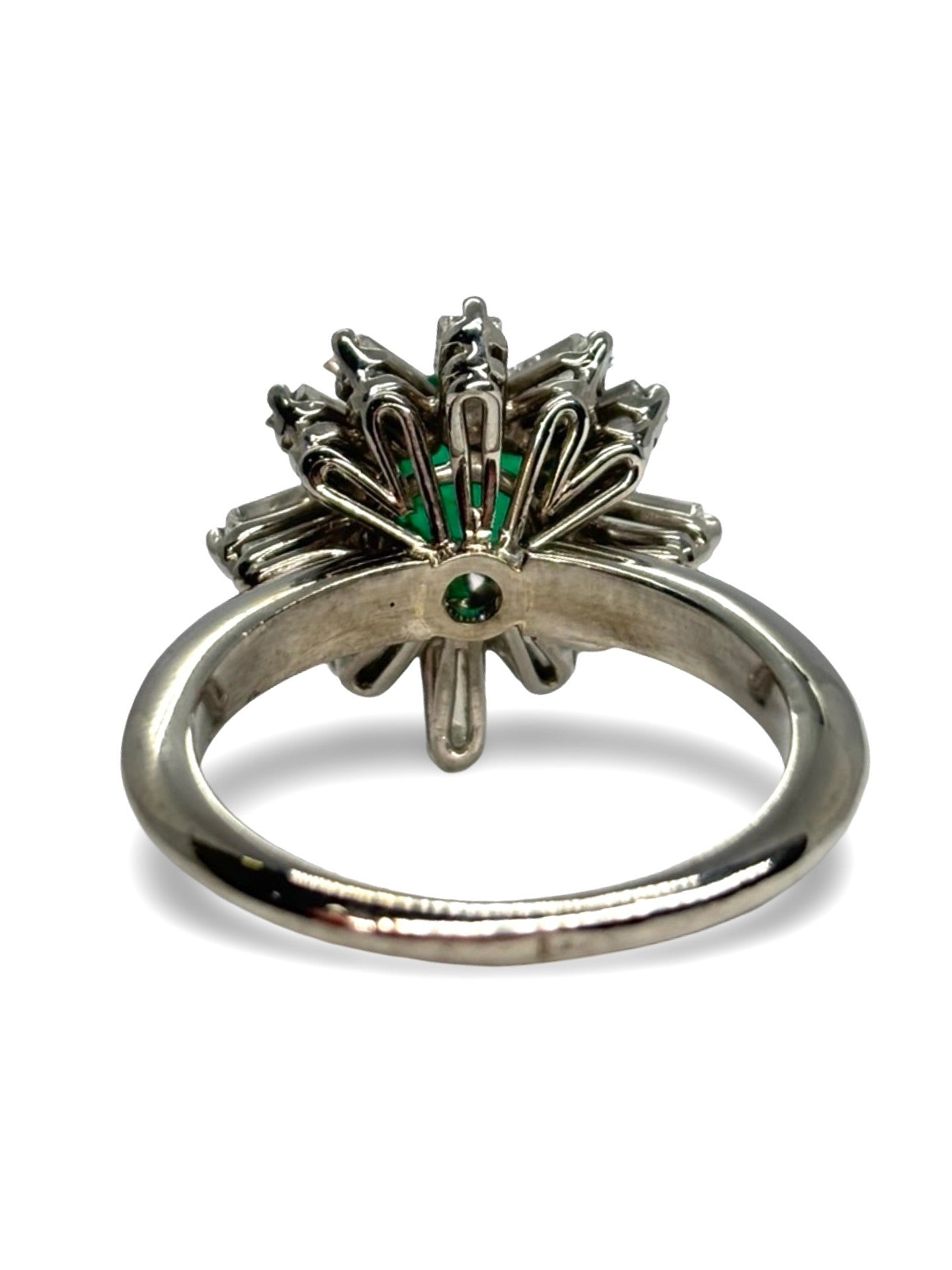 Bague en or blanc 18 carats ornée d’une émeraude de 1 carat et de diamants totalisant 0,60 carat. Ce bijou raffiné séduit par l’intensité du vert profond de l’émeraude, sublimée par l’éclat lumineux des diamants. Élégante et intemporelle, cette bague précieuse apporte une touche de sophistication à toutes les occasions, entre luxe discret et charme exceptionnel.