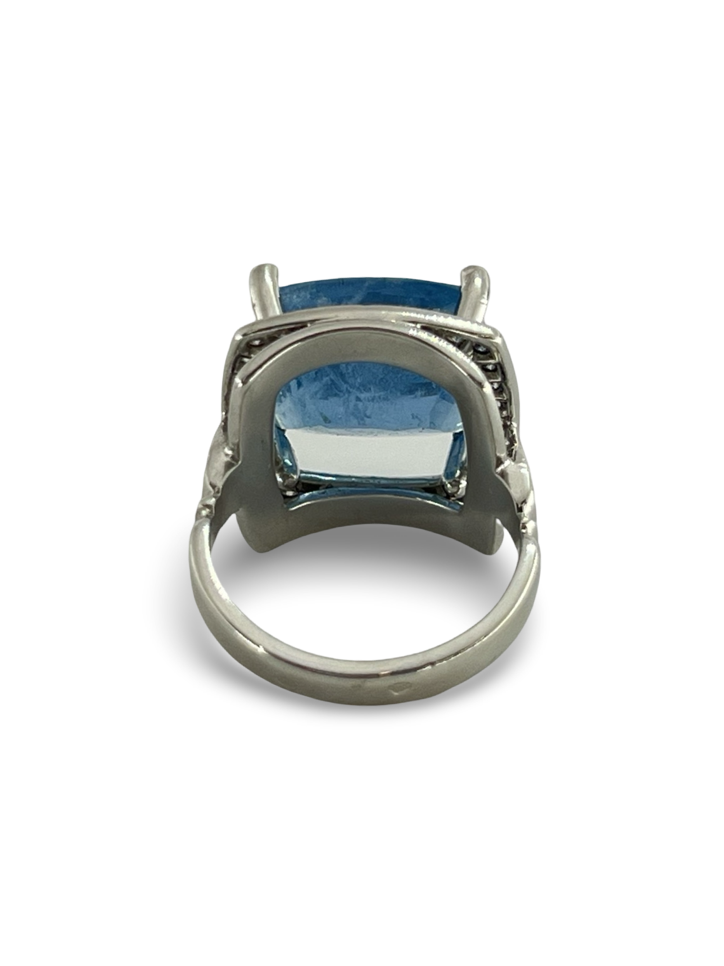 Découvrez cette somptueuse bague en or blanc, sublimée par une magnifique aigue-marine de 11,12 carats et de délicats diamants. Élégante et raffinée, cette pièce unique allie éclat et finesse pour sublimer votre style. Idéale pour une occasion spéciale ou pour enrichir votre collection de bijoux.