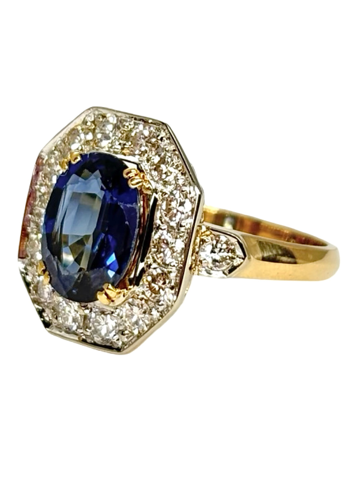Bague en or jaune 18K sertie d’un saphir de 2,50 ct et de diamants naturels totalisant environ 0,70 ct. Cette bague de joaillerie associe la chaleur de l’or jaune 18 carats à l’intensité du saphir et à l’éclat des diamants. Son design raffiné met en valeur les pierres précieuses et offre une allure élégante et sophistiquée. Une bague saphir et diamant intemporelle, idéale pour sublimer une tenue au quotidien ou lors d’une occasion spéciale.