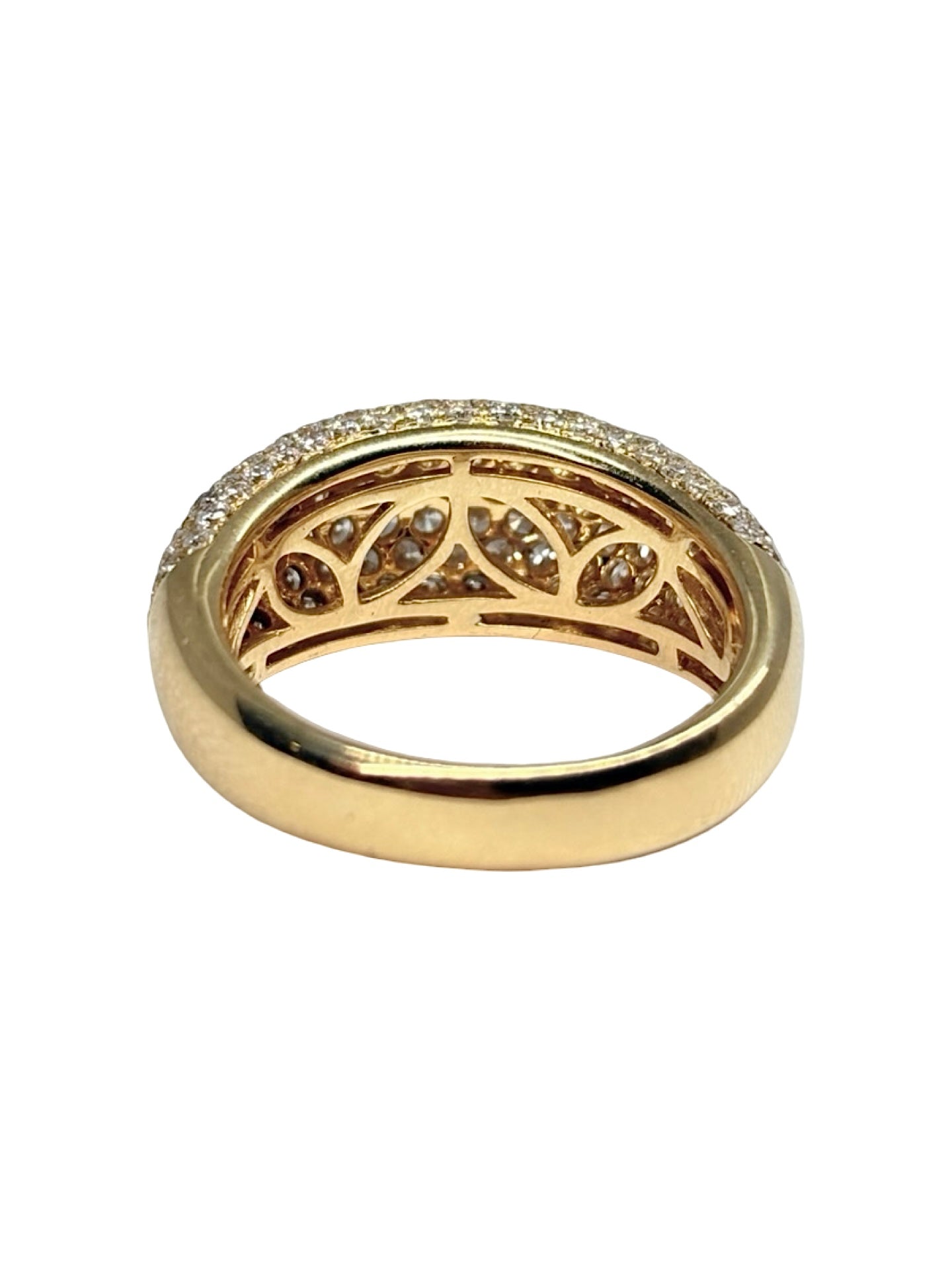 Bague en or jaune 18K (750‰) sertie de diamants totalisant 2,06 carats. Cette bague de luxe allie l'éclat chaleureux de l'or jaune à la brillance exceptionnelle des diamants pour offrir un bijou raffiné et intemporel. Idéale comme bague de fiançailles, bague de cérémonie ou cadeau d'exception, elle séduit par son élégance et son savoir-faire joaillier. Un modèle précieux conçu pour sublimer chaque occasion et traverser le temps avec élégance.