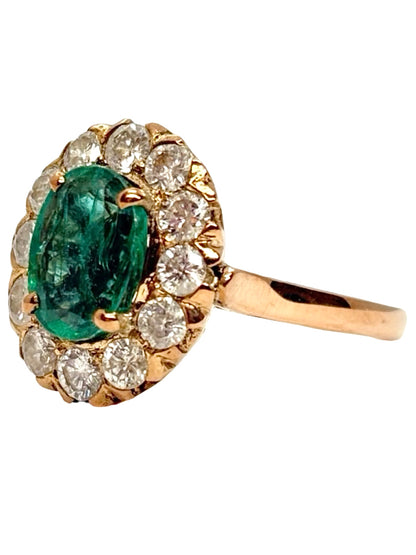 Bague en or rose 14K sertie d’une émeraude de 1,50 ct et de diamants naturels totalisant environ 0,50 ct. Cette bague de joaillerie associe la chaleur de l’or rose 14 carats à l’éclat intense de l’émeraude et à la brillance des diamants. Son design raffiné et élégant met en valeur les pierres précieuses et apporte une touche sophistiquée. Une bague émeraude et diamant intemporelle, idéale pour une occasion spéciale ou au quotidien.