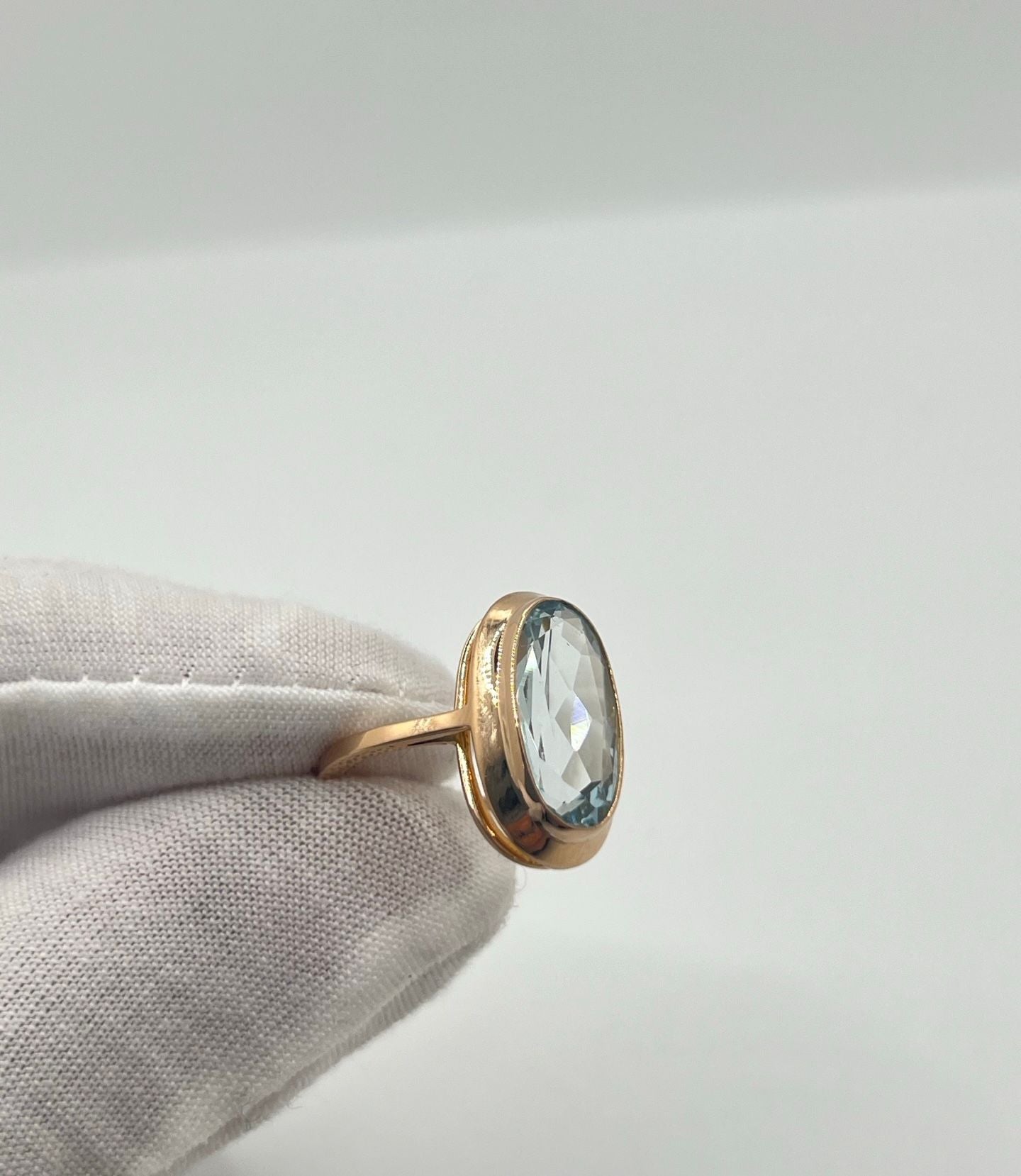 Découvrez cette magnifique bague en or rose, délicatement sertie d'une aigue-marine naturelle pesant environ 5 carats. Son éclat sublime est mis en valeur par l'élégance de l'or rose, créant une pièce unique et précieuse. Cette bague, accompagnée de son écrin raffiné, est le cadeau parfait pour marquer une occasion spéciale.
