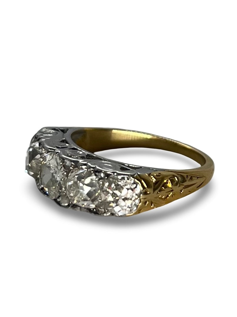 Bague vintage en or jaune et platine, sertie de diamants totalisant 2,20 carats. Alliance raffinée de matériaux nobles et d’élégance intemporelle. Ce bijou ancien incarne le charme d’époque et l’éclat du diamant, idéal pour une touche de luxe authentique et sophistiquée.