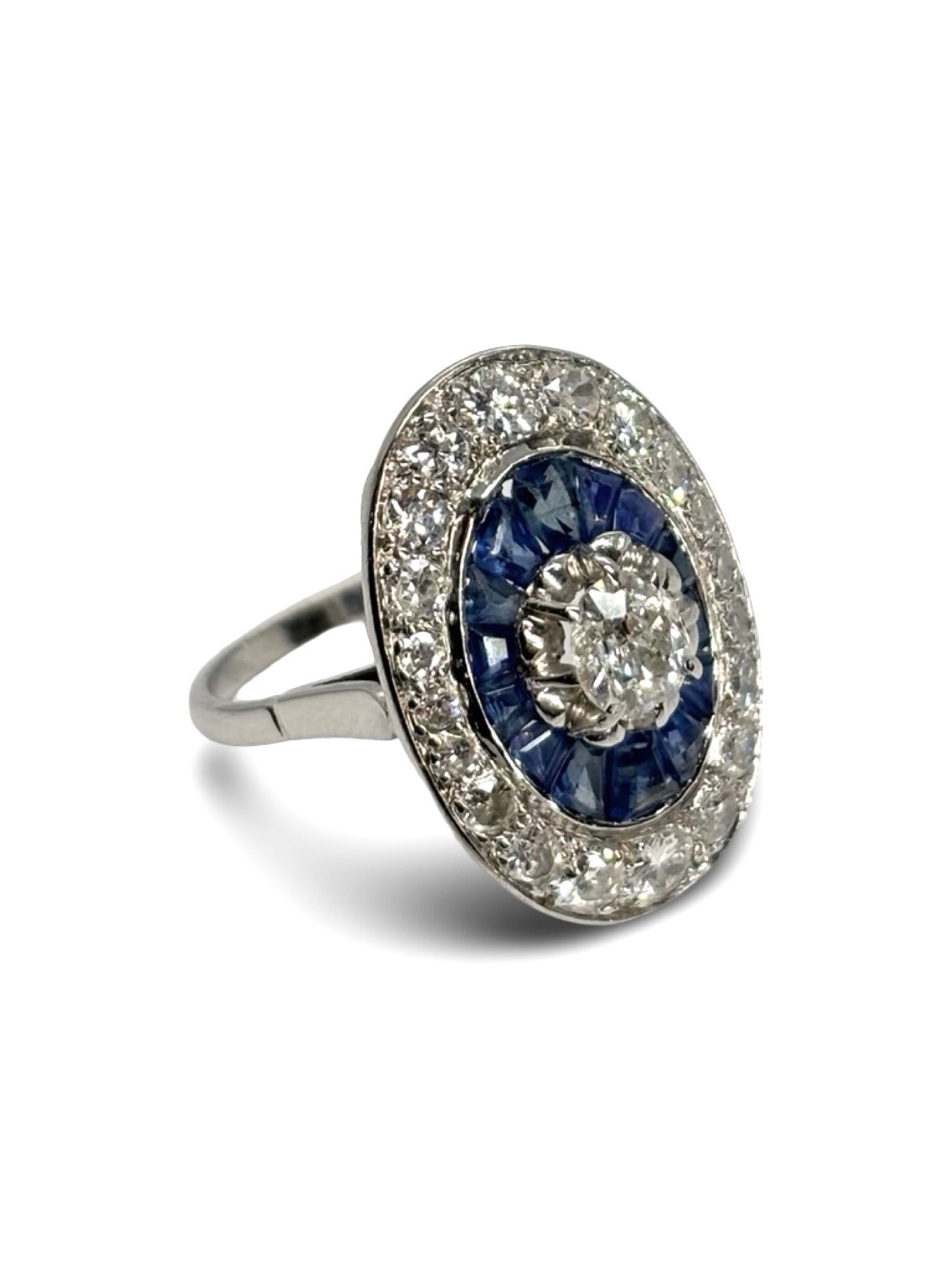 Bague ancienne en or blanc ornée de saphirs et de diamants totalisant 1,6 carat. Ce bijou raffiné allie l’élégance intemporelle de l’or blanc à l’éclat des diamants et la profondeur du bleu des saphirs. Parfaite pour une occasion spéciale ou pour compléter une collection de joaillerie vintage, elle incarne luxe et authenticité.