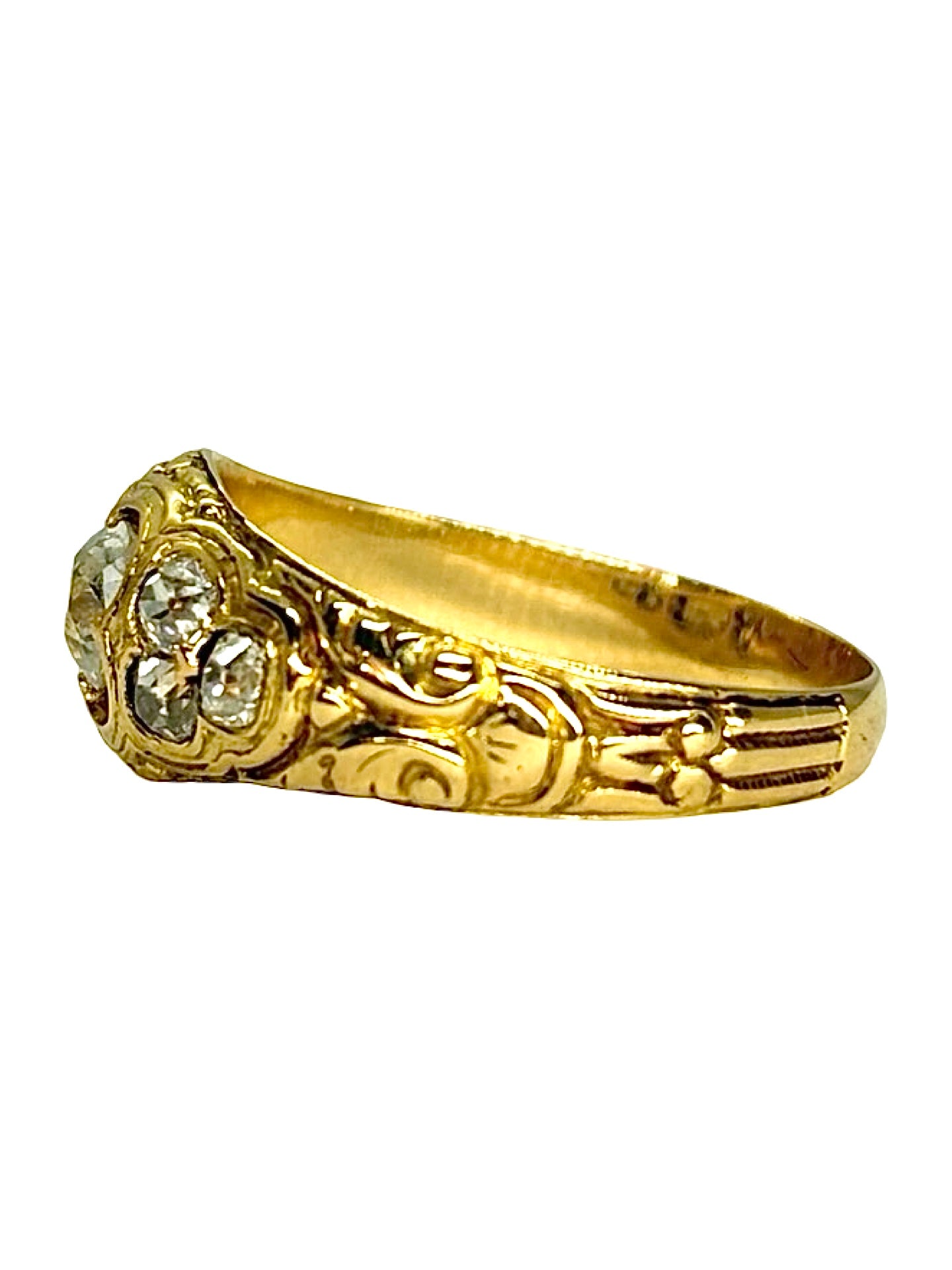 Bague ancienne en or jaune 750 millièmes (18K), ornée de diamants pour un poids total de 0,70 ct. Cette bague ancienne en or jaune séduit par son élégance intemporelle et son charme vintage. Le travail raffiné de l’or jaune 18K met en valeur les diamants délicatement sertis. Bijou ancien en or jaune et diamants, cette bague vintage constitue une pièce de joaillerie authentique, idéale pour les amateurs de bijoux anciens, de créations raffinées et de bijoux en or 18K.