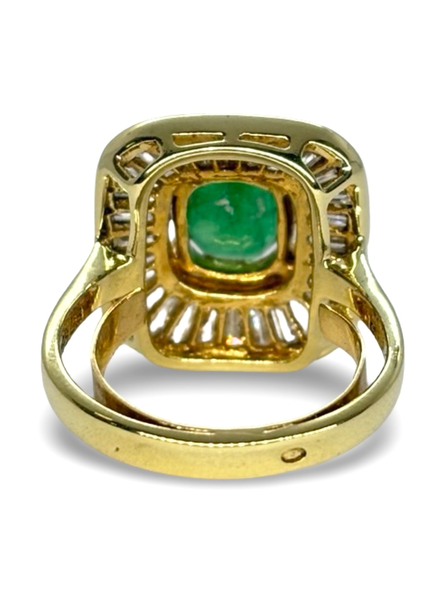 Bague ancienne en or jaune 18 carats sertie d’une émeraude de 1,5 carat et de diamants totalisant 0,80 carat. Ce bijou raffiné séduit par son style vintage, l’éclat profond de l’émeraude et la brillance délicate des diamants. Idéale pour sublimer une tenue ou enrichir une collection de joaillerie précieuse et élégante.