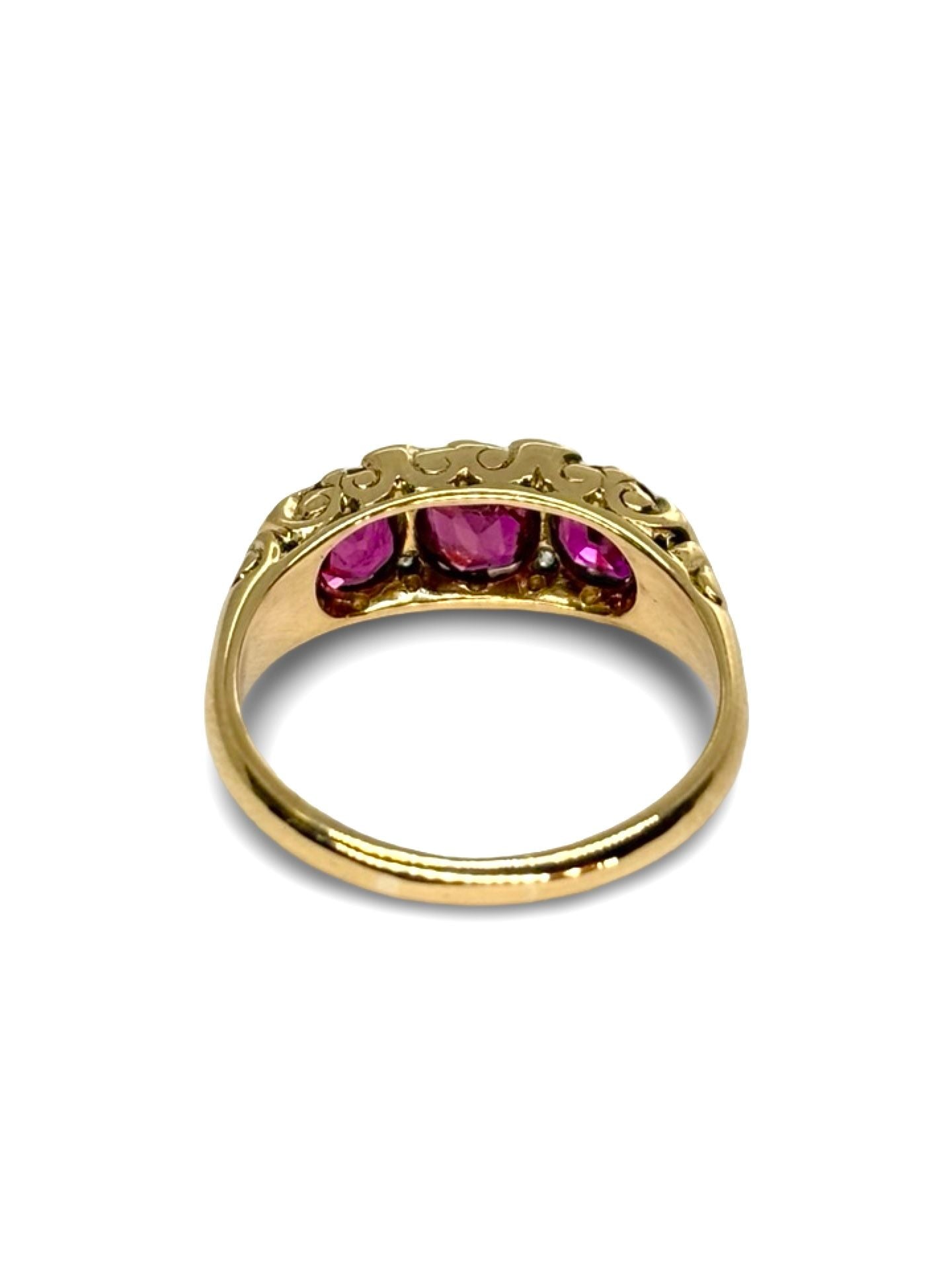 Bague ancienne en or jaune 18K ornée d’un rubis de 2 carats et de diamants totalisant 0,04 ct. Ce bijou raffiné incarne l’élégance et le charme intemporel de la joaillerie ancienne. Le rouge profond du rubis se marie à la brillance délicate des diamants, créant une pièce unique, idéale pour les collectionneurs et les amoureux de bijoux d’exception.