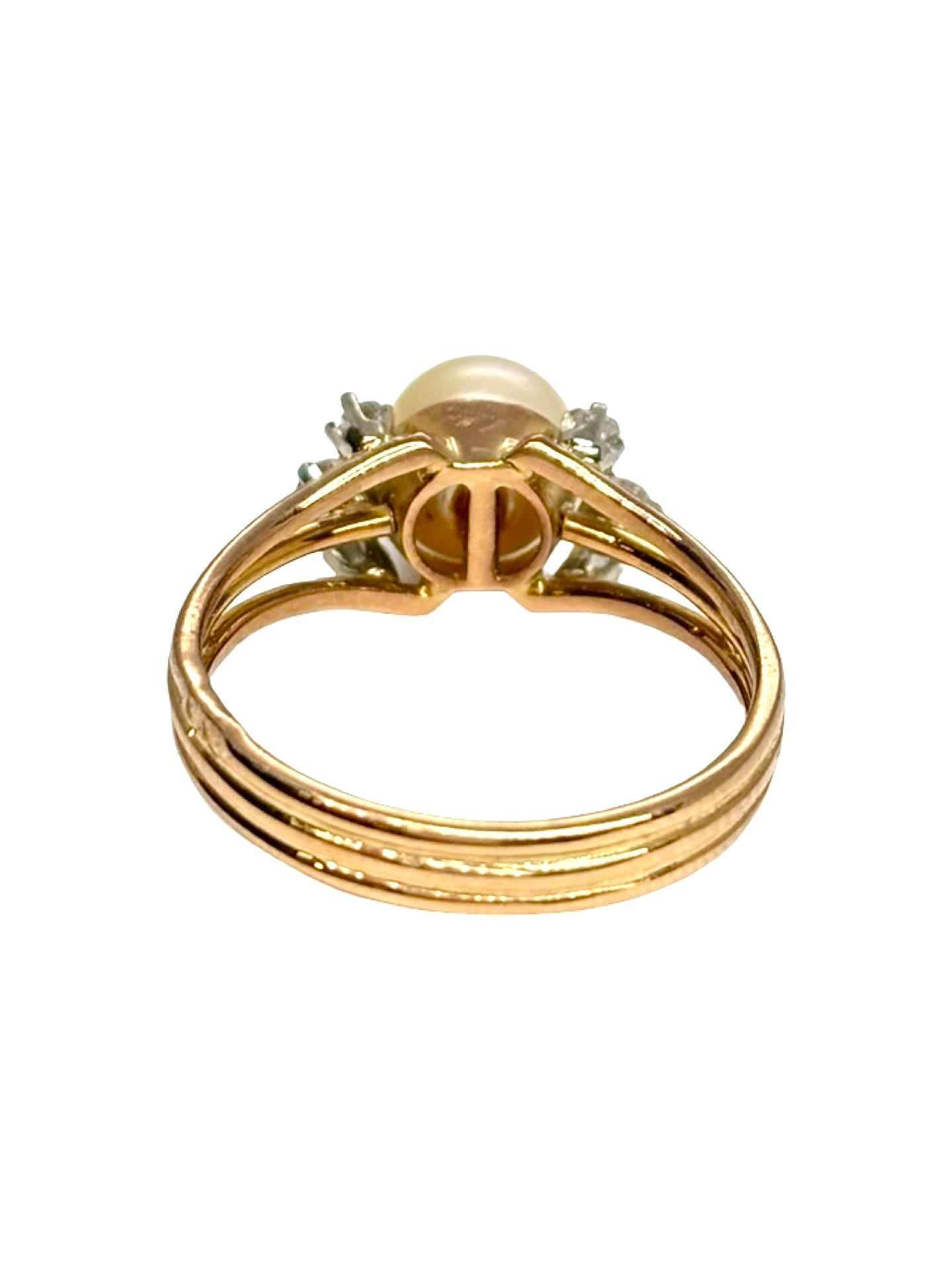 Bague ancienne en or jaune 18 carats mettant en valeur une élégante perle entourée de diamants totalisant 0,15 carat. Ce bijou de style vintage séduit par son raffinement intemporel, son éclat délicat et ses finitions soignées. Une bague ancienne idéale pour les amateurs de joaillerie de caractère, alliant la douceur de la perle à la brillance des diamants.
