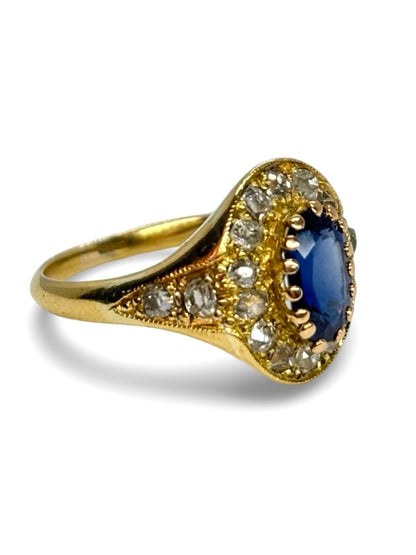 Bague ancienne en or jaune sublimée par un saphir naturel de 1,3 carat et des diamants totalisant 0,50 carat. Ce bijou vintage incarne le charme intemporel et le raffinement de la joaillerie d’époque. L’éclat chaud de l’or jaune s’accorde parfaitement à la profondeur du saphir et à la brillance délicate des diamants.