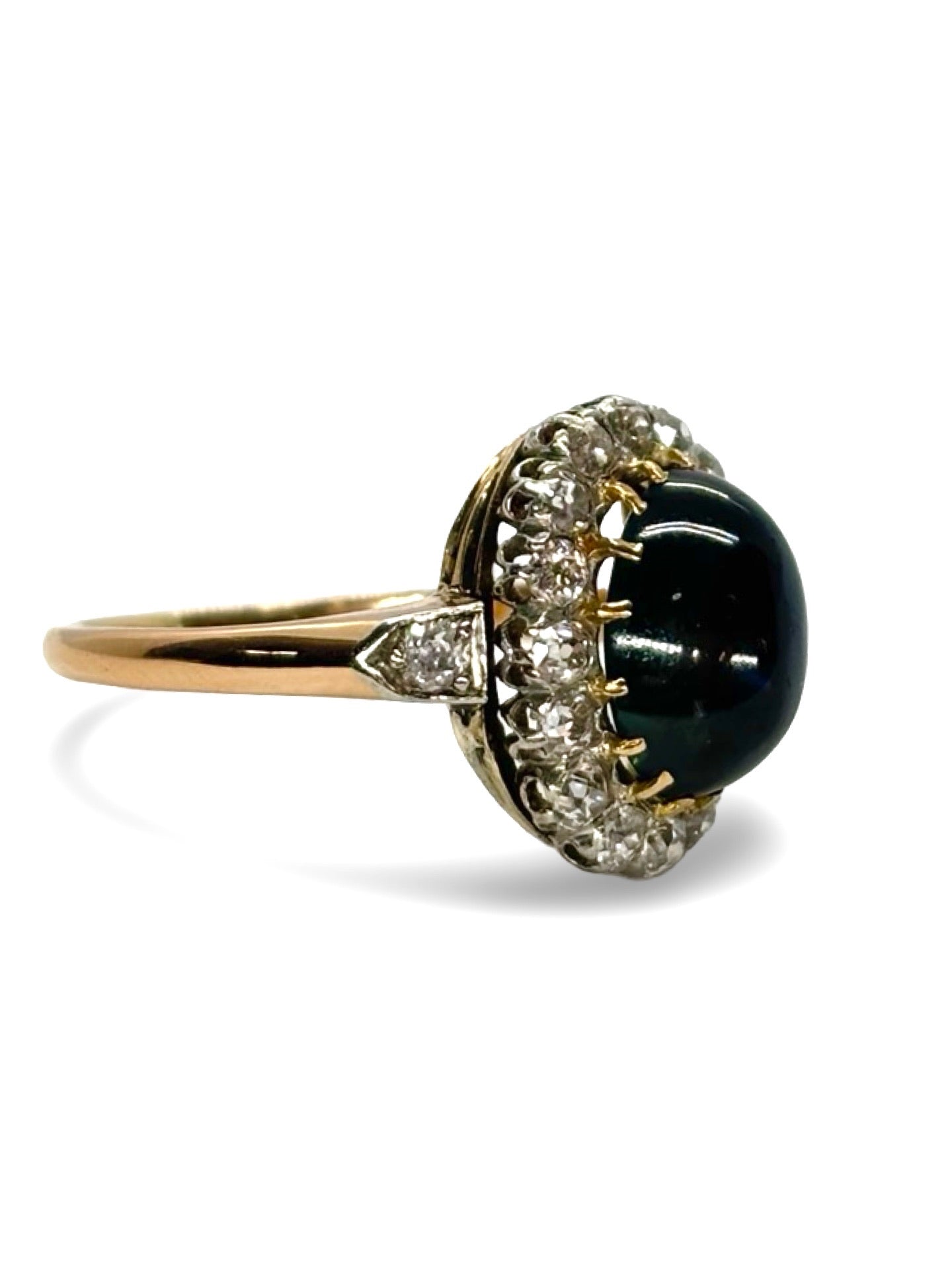 Bague ancienne en or rose sertie d’un superbe saphir cabochon de 3,5 carats, entouré de diamants pour un total de 0,60 carat. Ce bijou vintage allie élégance et raffinement, symbole d’un savoir-faire joaillier d’exception. Une pièce unique qui séduit par l’éclat doux de l’or rose et la profondeur bleue du saphir naturel.