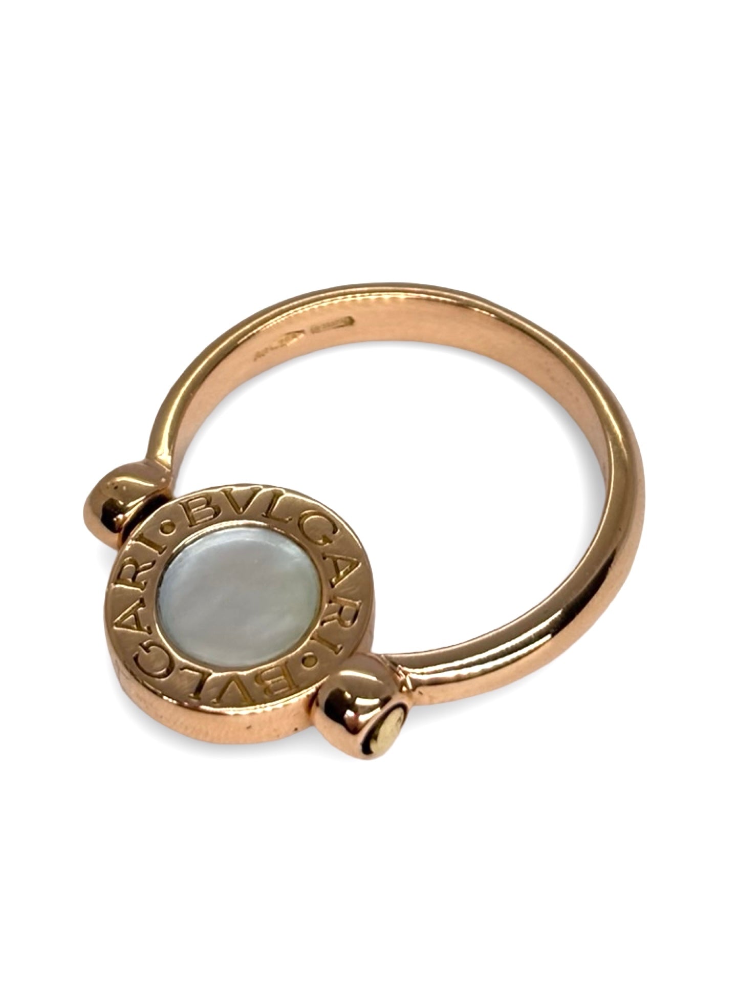 Découvrez l’élégance unique de la bague Bulgari réversible en or rose, combinant l’intensité de l’onyx et la douceur de la nacre. Son design double face offre deux styles en un, alliant raffinement et modernité. Ce bijou de luxe signé Bulgari incarne le savoir-faire joaillier italien et sublime toutes vos tenues avec élégance et originalité.